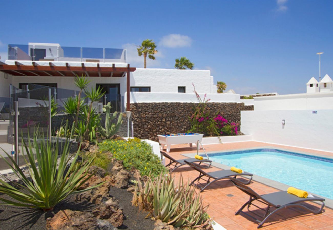 Villa Lexy is een vakantievilla met verwarmd privé zwembad en zeezicht in Los Mojones, Puerto del Carmen, Lanzarote
