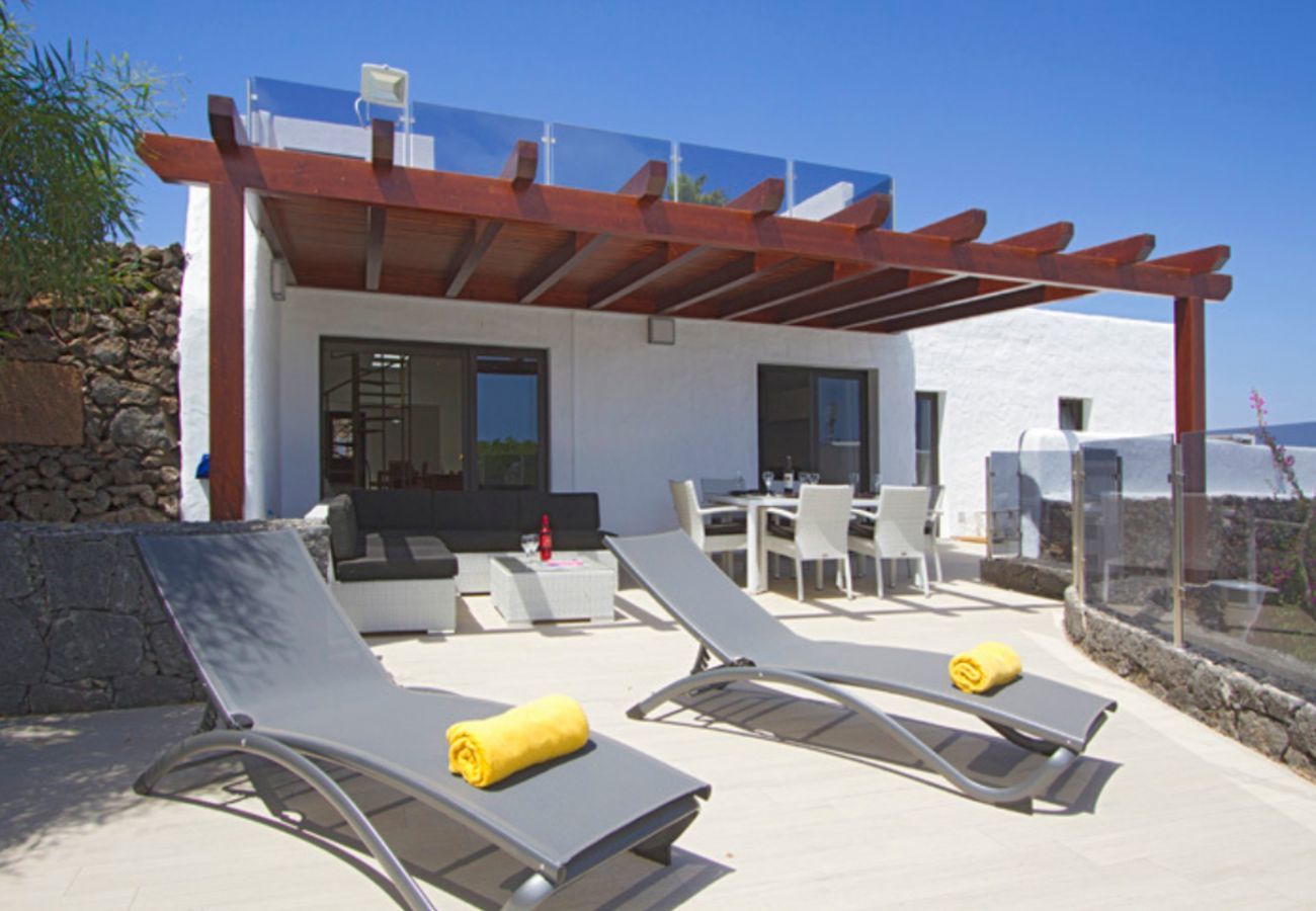 Villa Lexy is een vakantievilla met verwarmd privé zwembad en zeezicht in Los Mojones, Puerto del Carmen, Lanzarote