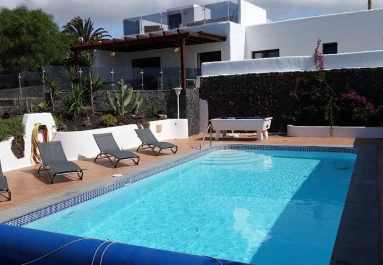 Villa Lexy is een vakantievilla met verwarmd privé zwembad en zeezicht in Los Mojones, Puerto del Carmen, Lanzarote