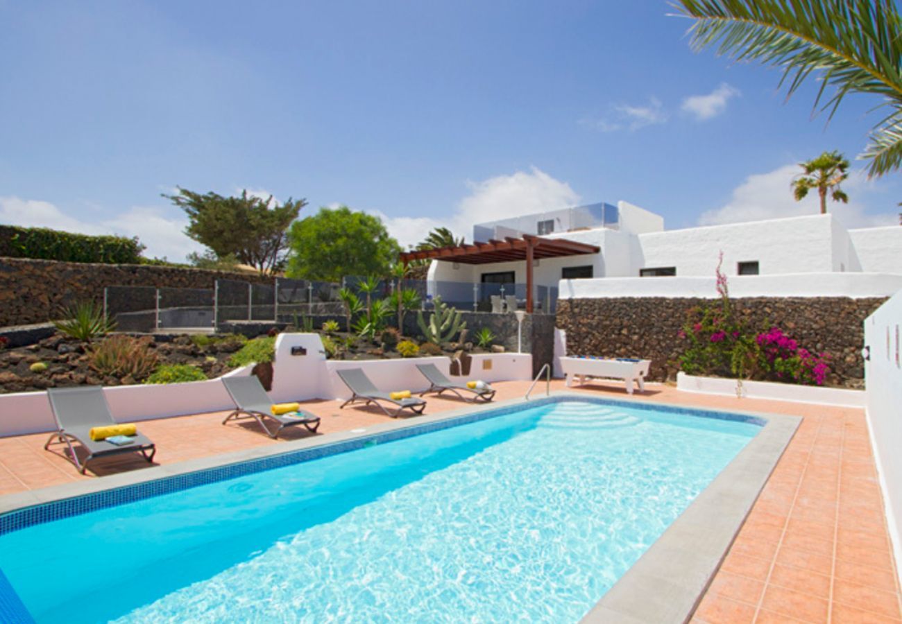 Villa Lexy is een vakantievilla met verwarmd privé zwembad en zeezicht in Los Mojones, Puerto del Carmen, Lanzarote
