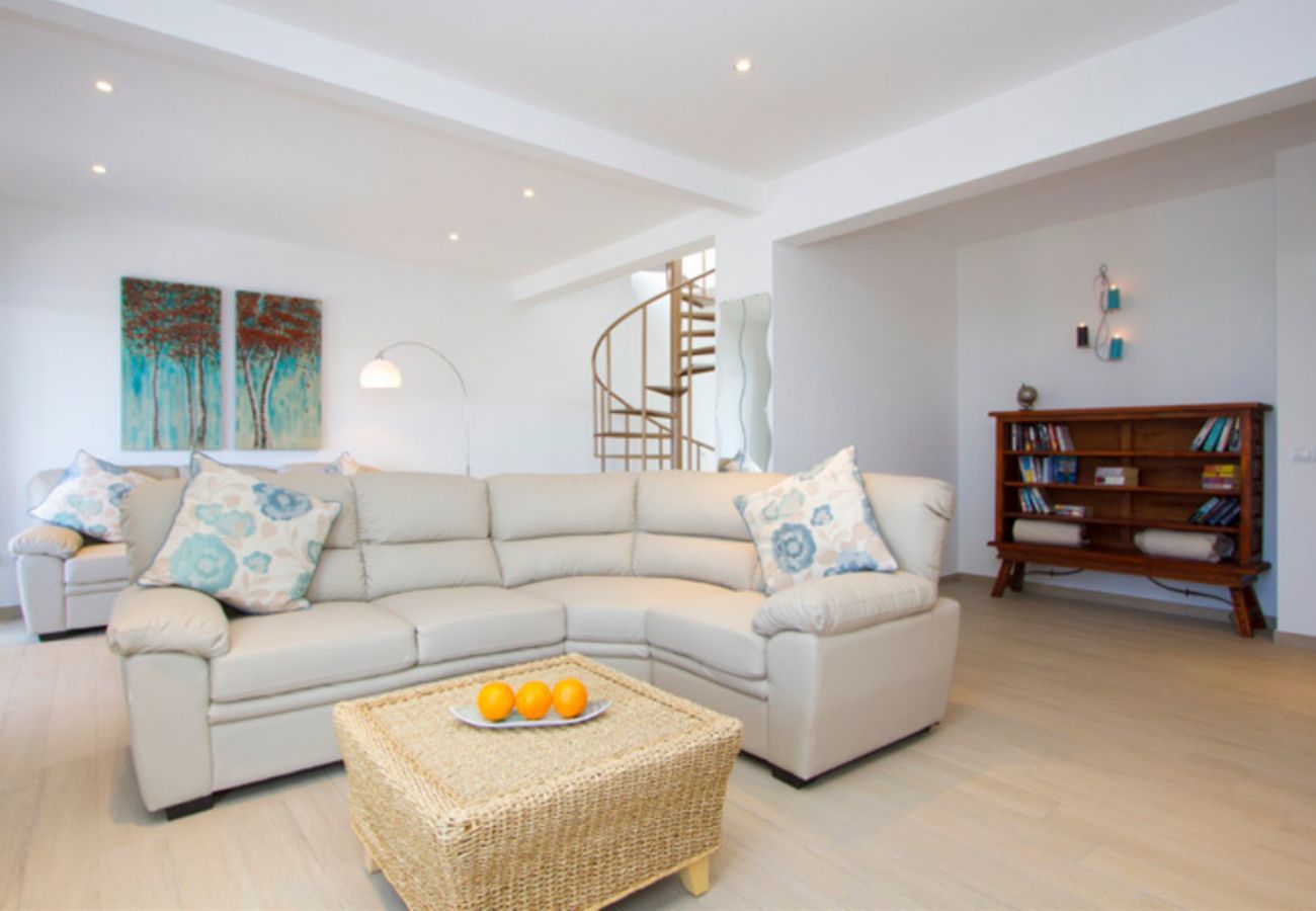 Villa Lexy is een vakantievilla met verwarmd privé zwembad en zeezicht in Los Mojones, Puerto del Carmen, Lanzarote