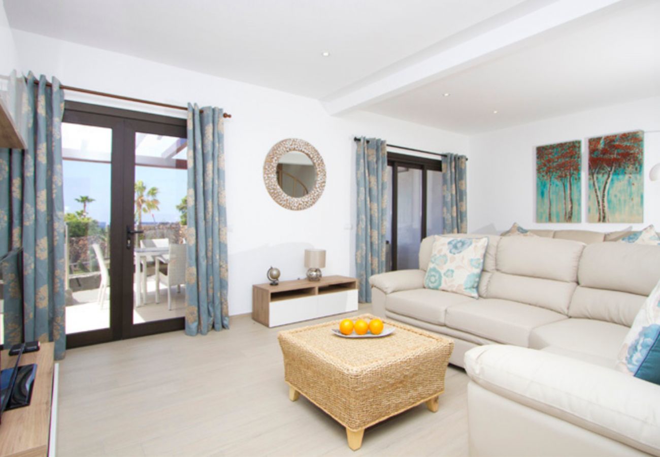 Villa Lexy is een vakantievilla met verwarmd privé zwembad en zeezicht in Los Mojones, Puerto del Carmen, Lanzarote