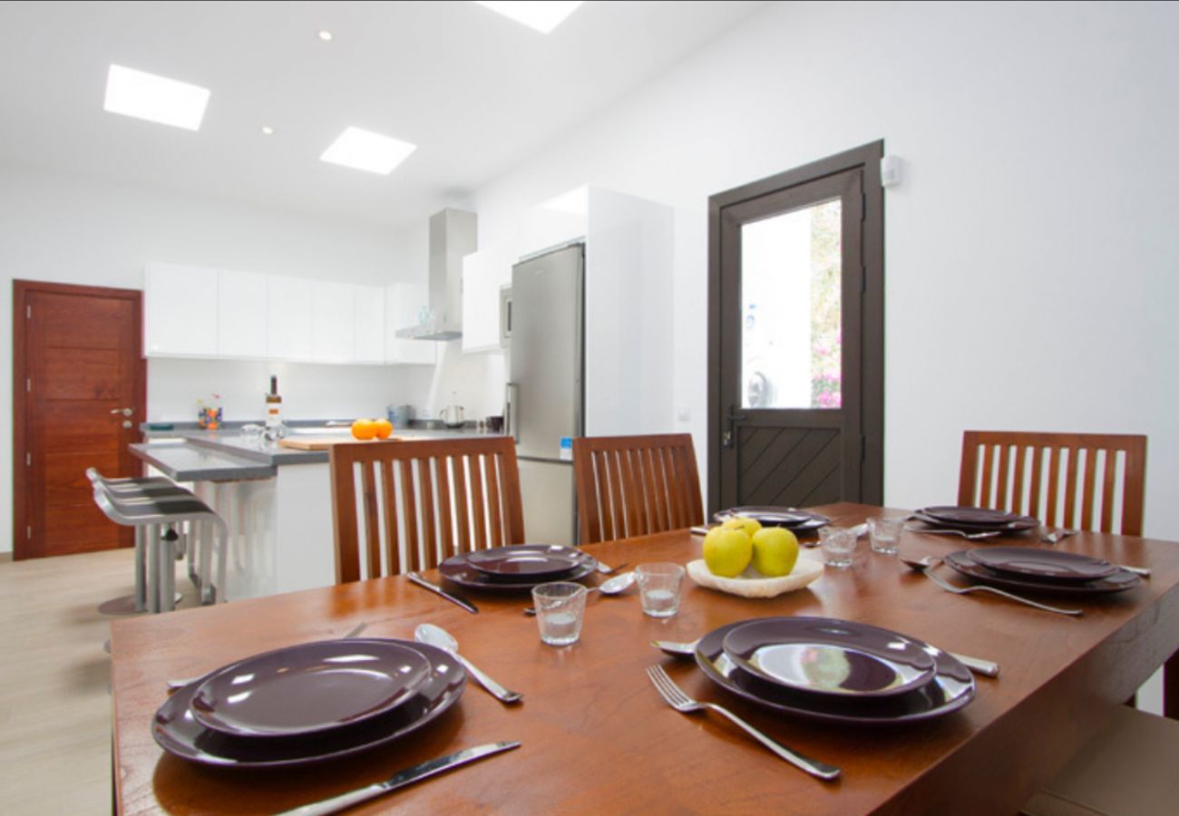 Villa Lexy is een vakantievilla met verwarmd privé zwembad en zeezicht in Los Mojones, Puerto del Carmen, Lanzarote