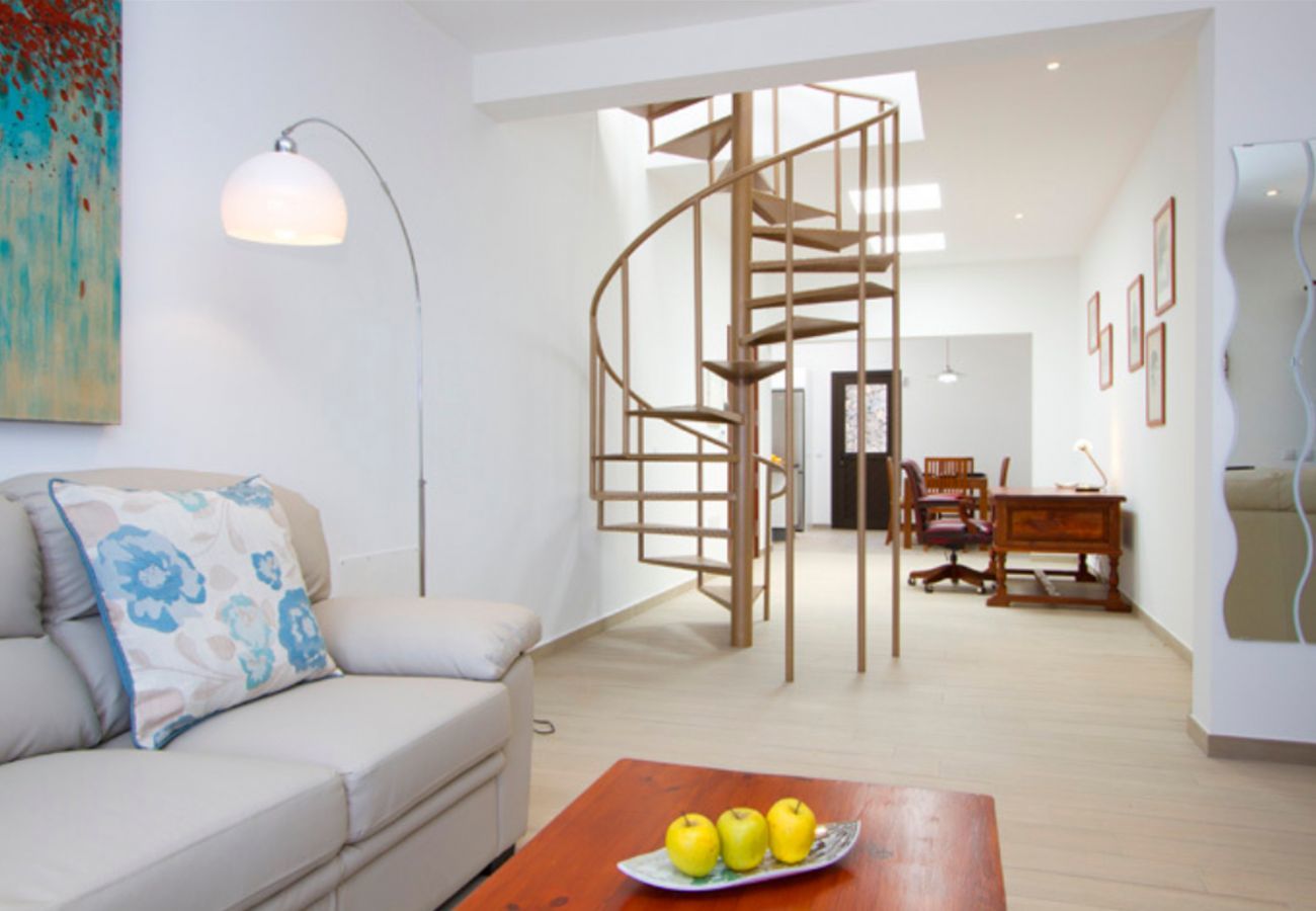 Villa Lexy is een vakantievilla met verwarmd privé zwembad en zeezicht in Los Mojones, Puerto del Carmen, Lanzarote