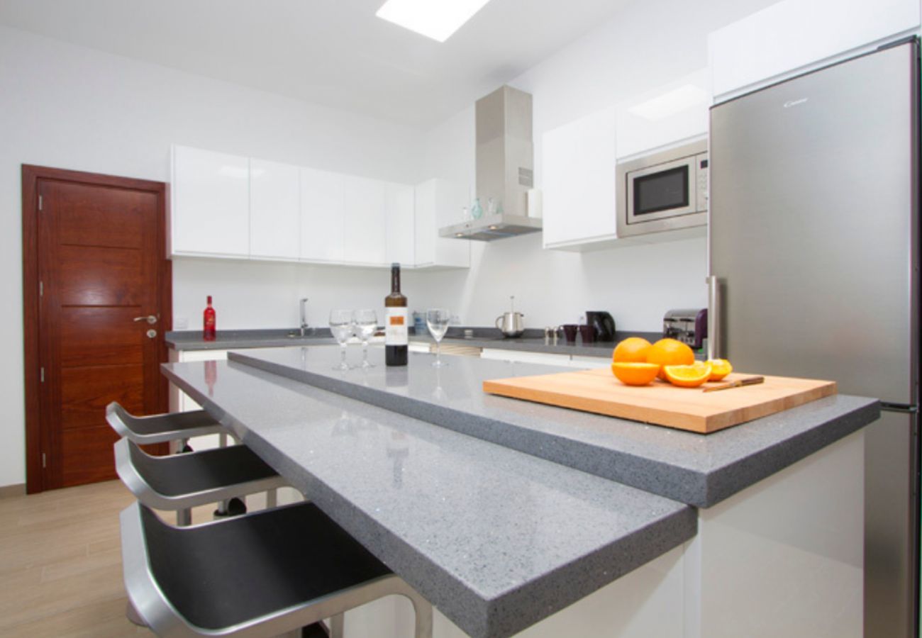Villa Lexy is een vakantievilla met verwarmd privé zwembad en zeezicht in Los Mojones, Puerto del Carmen, Lanzarote
