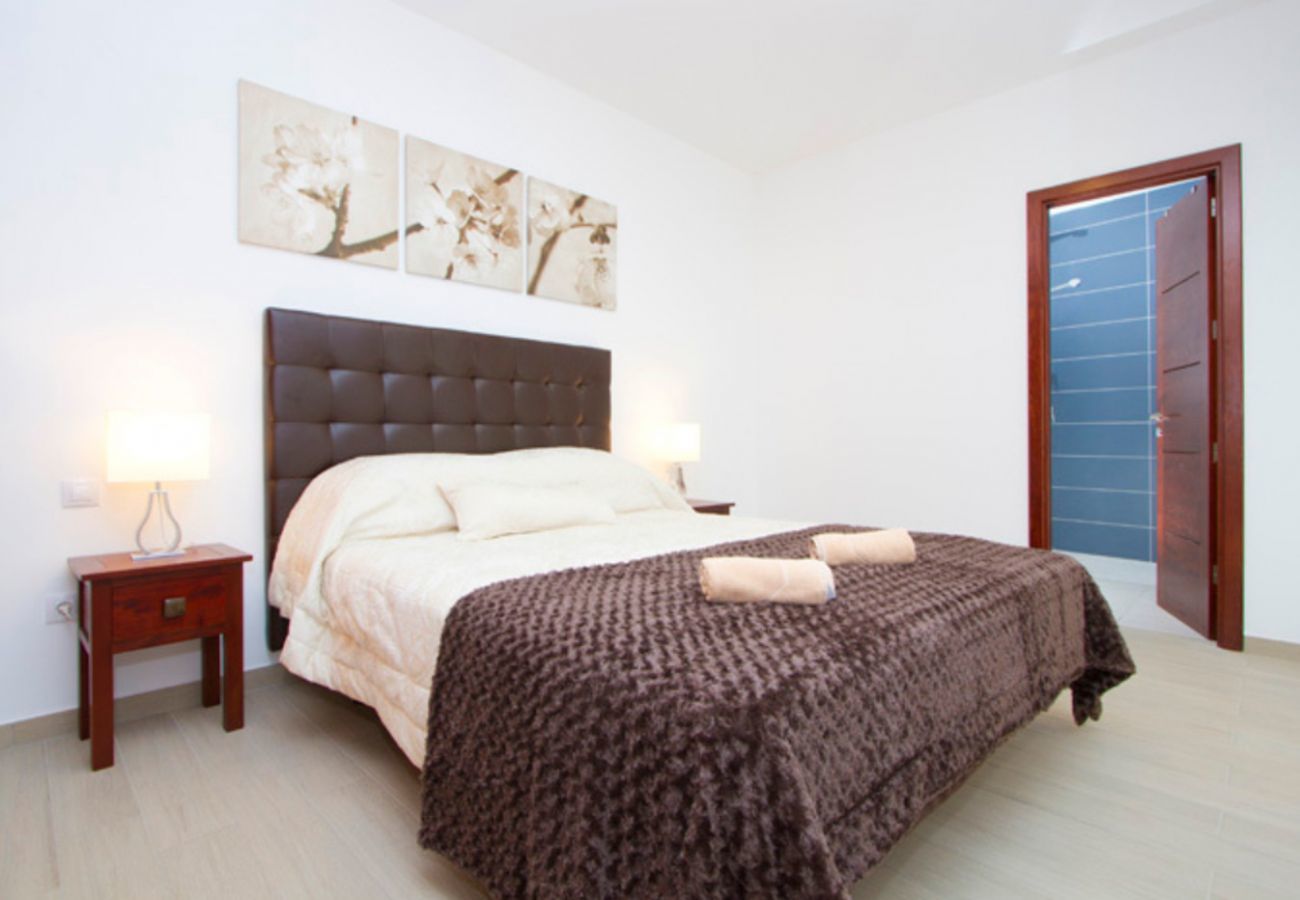 Villa Lexy is een vakantievilla met verwarmd privé zwembad en zeezicht in Los Mojones, Puerto del Carmen, Lanzarote
