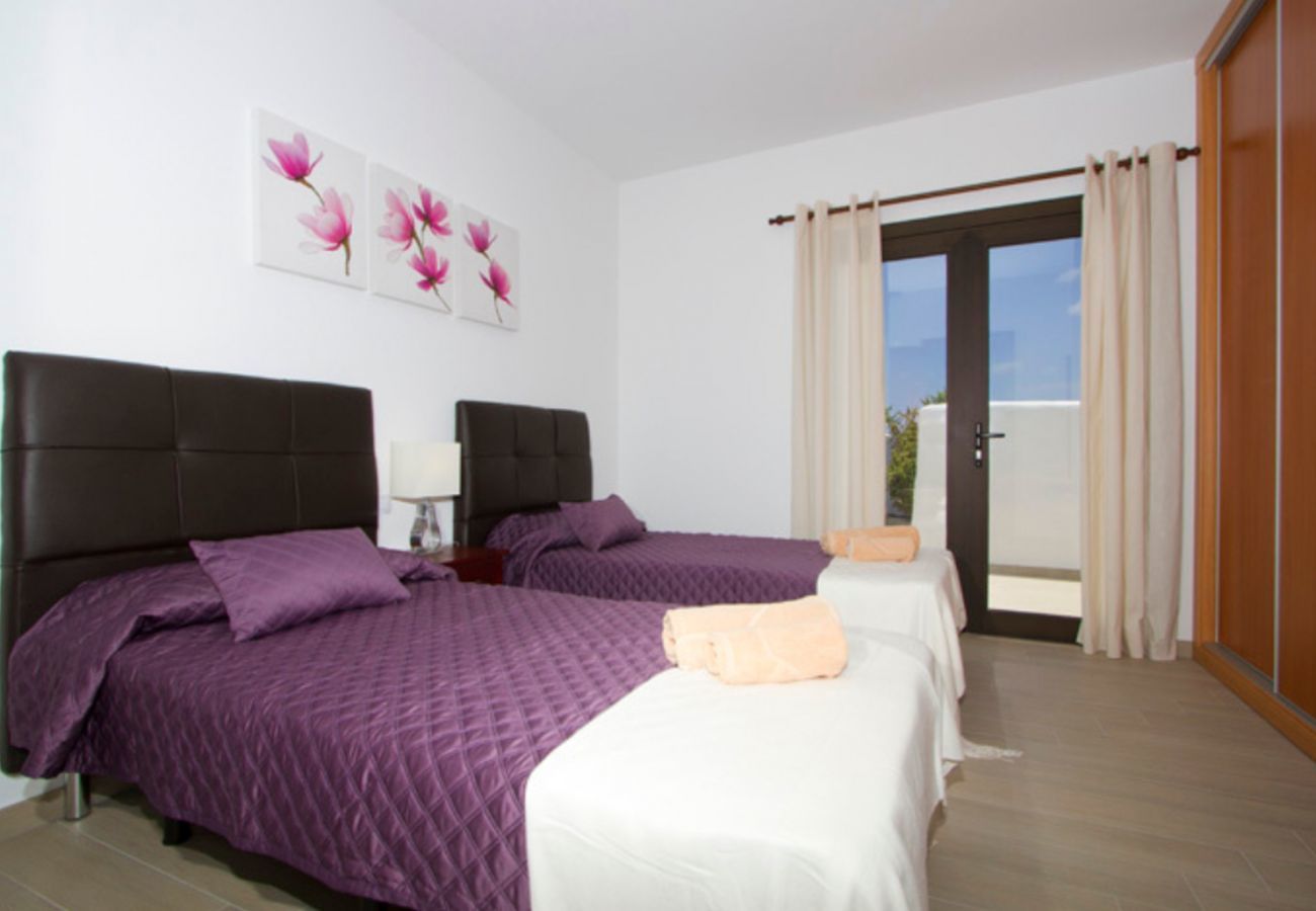 Villa Lexy is een vakantievilla met verwarmd privé zwembad en zeezicht in Los Mojones, Puerto del Carmen, Lanzarote