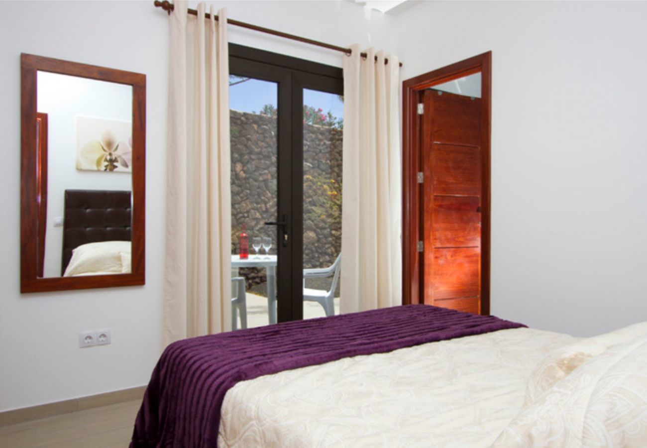 Villa Lexy is een vakantievilla met verwarmd privé zwembad en zeezicht in Los Mojones, Puerto del Carmen, Lanzarote