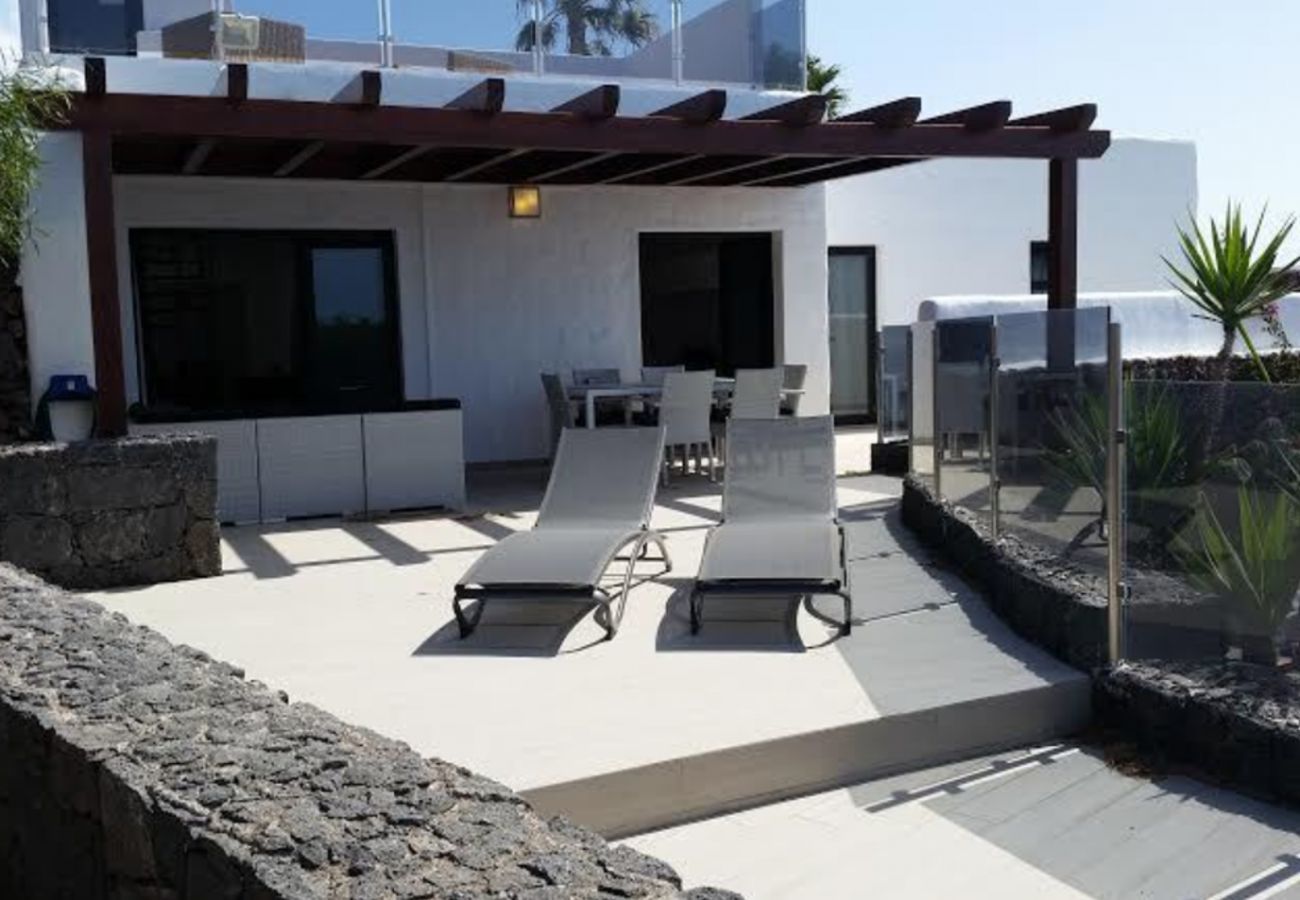 Villa Lexy is een vakantievilla met verwarmd privé zwembad en zeezicht in Los Mojones, Puerto del Carmen, Lanzarote
