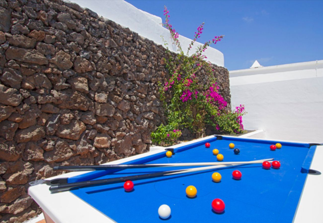 Villa Lexy is een vakantievilla met verwarmd privé zwembad en zeezicht in Los Mojones, Puerto del Carmen, Lanzarote