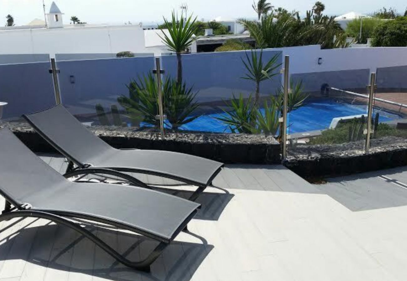 Villa Lexy is een vakantievilla met verwarmd privé zwembad en zeezicht in Los Mojones, Puerto del Carmen, Lanzarote