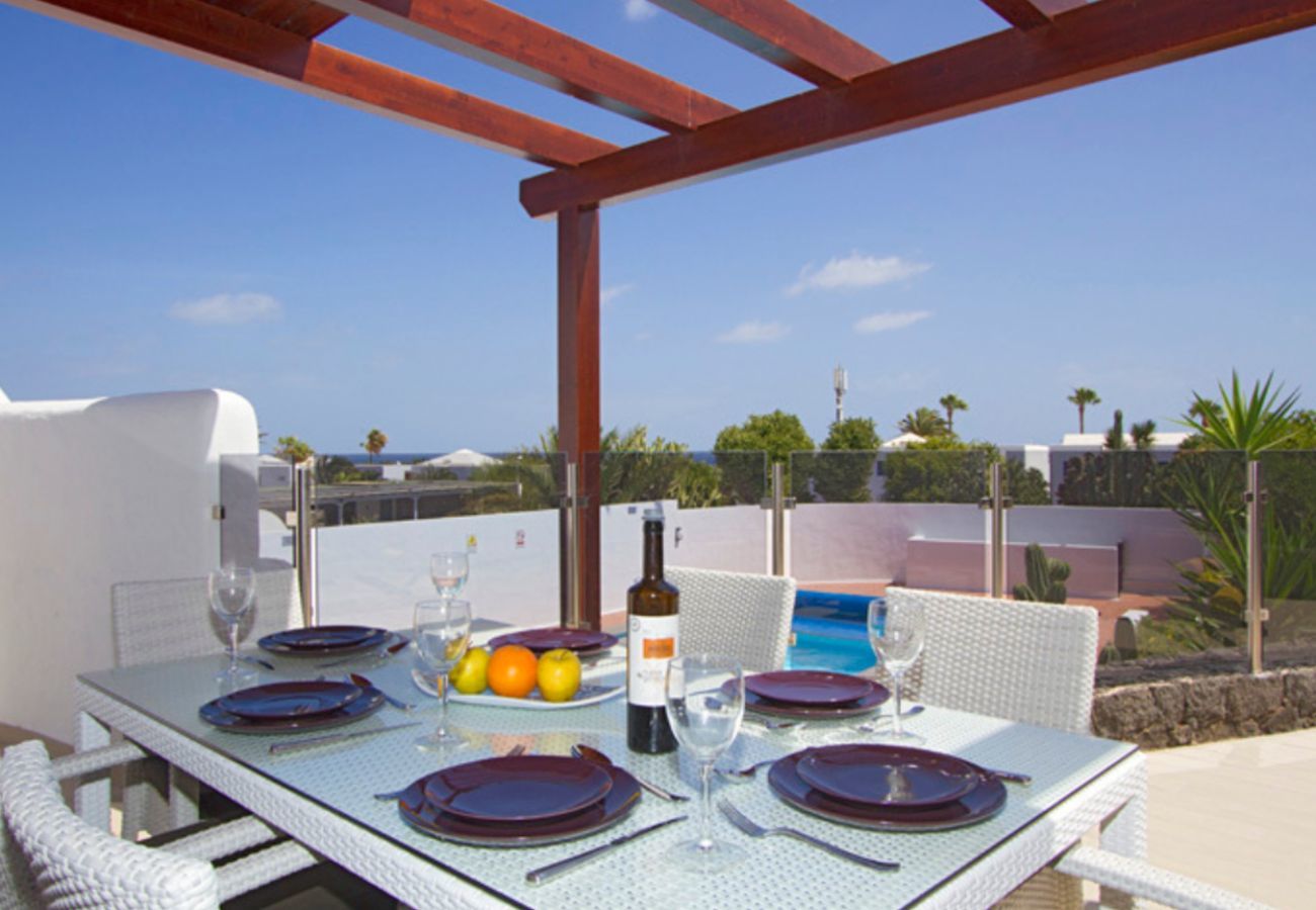 Villa Lexy is een vakantievilla met verwarmd privé zwembad en zeezicht in Los Mojones, Puerto del Carmen, Lanzarote