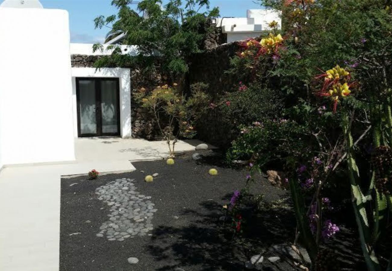 Villa Lexy is een vakantievilla met verwarmd privé zwembad en zeezicht in Los Mojones, Puerto del Carmen, Lanzarote