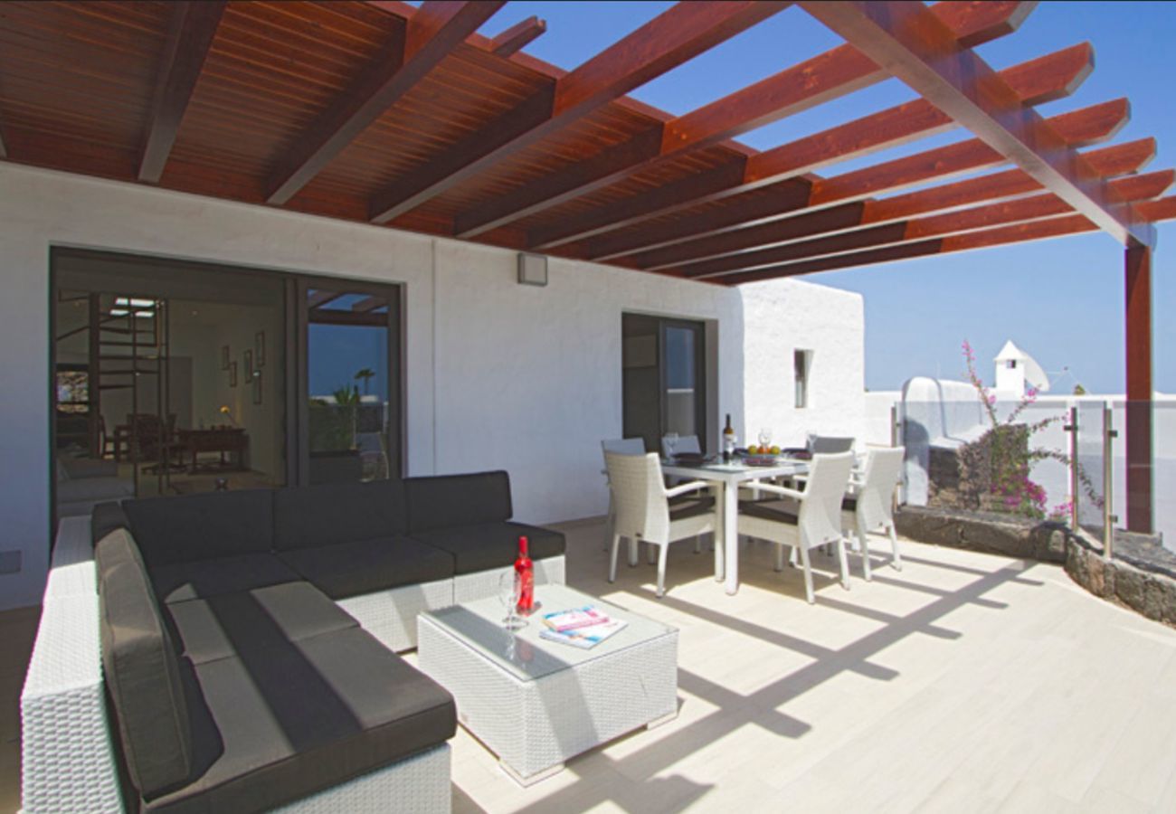 Villa Lexy is een vakantievilla met verwarmd privé zwembad en zeezicht in Los Mojones, Puerto del Carmen, Lanzarote