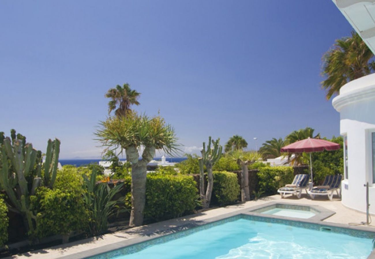 Villa Laja is een familievriendelijk, gelijkvloers vakantiehuis met verward zwembad in Puerto del Carmen, Lanzarote