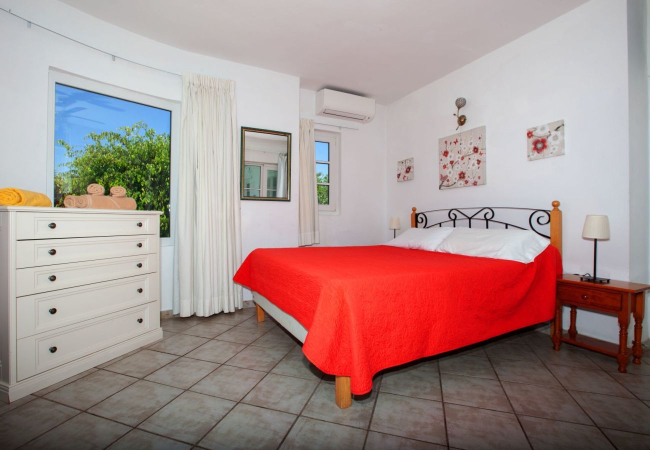 Villa Laja is een familievriendelijk, gelijkvloers vakantiehuis met verward zwembad in Puerto del Carmen, Lanzarote