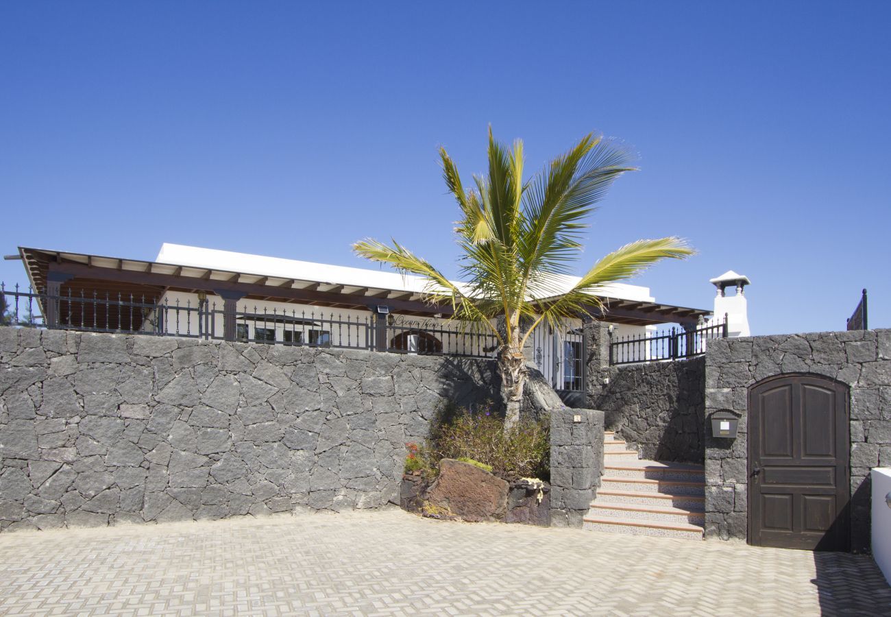 Villa Kate is een vakantievilla met verwarmd privé zwembad en bubbelbad in Los Mojones, Puerto del Carmen, Lanzarote