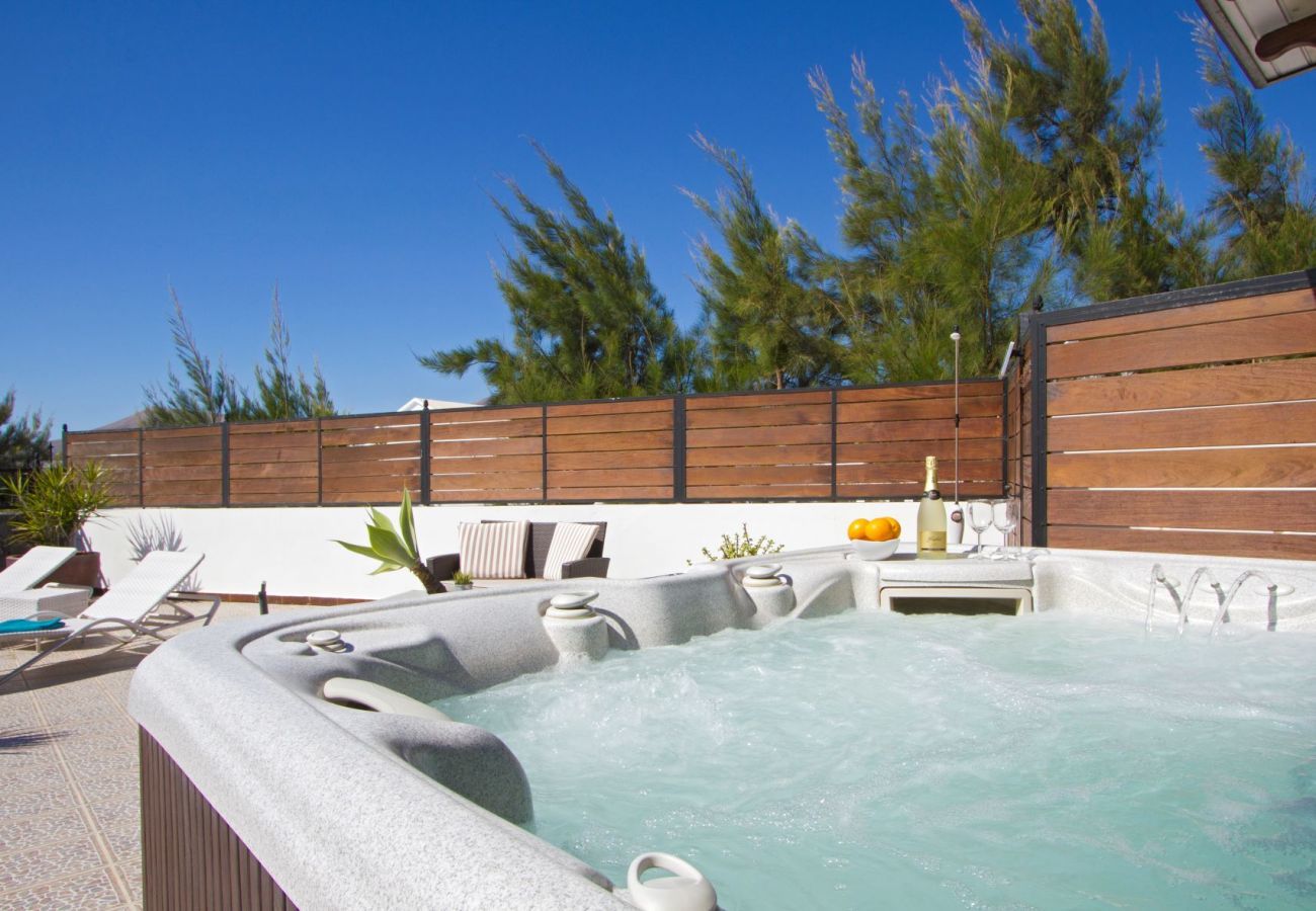 Villa Kate is een vakantievilla met verwarmd privé zwembad en bubbelbad in Los Mojones, Puerto del Carmen, Lanzarote
