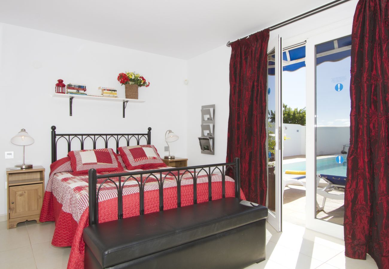 Villa Grace is een stijlvol vakantiehuis met verwarmd privé zwembad. Dichtbij zee in Puerto del Carmen, Lanzarote