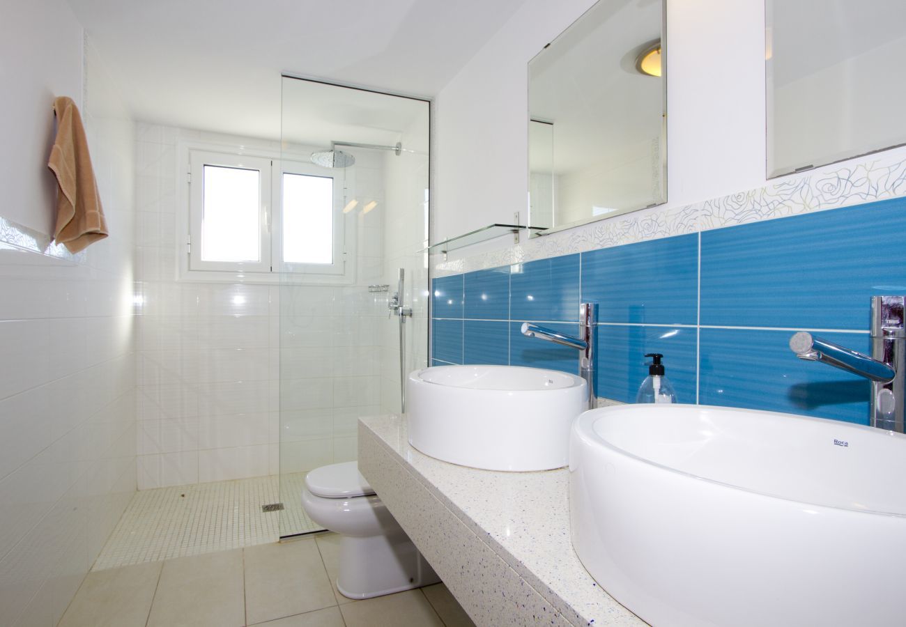 Villa Grace is een stijlvol vakantiehuis met verwarmd privé zwembad. Dichtbij zee in Puerto del Carmen, Lanzarote