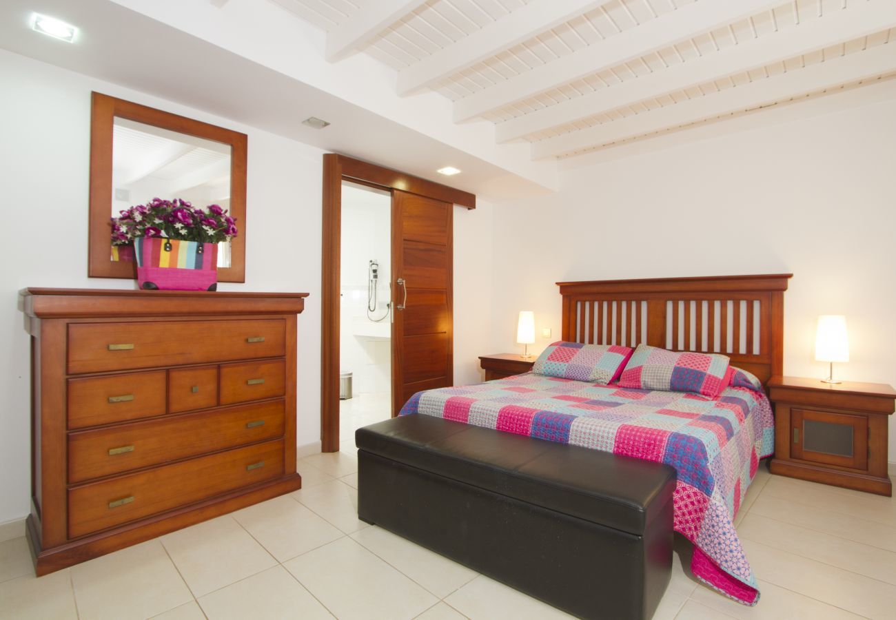 Villa Grace is een stijlvol vakantiehuis met verwarmd privé zwembad. Dichtbij zee in Puerto del Carmen, Lanzarote