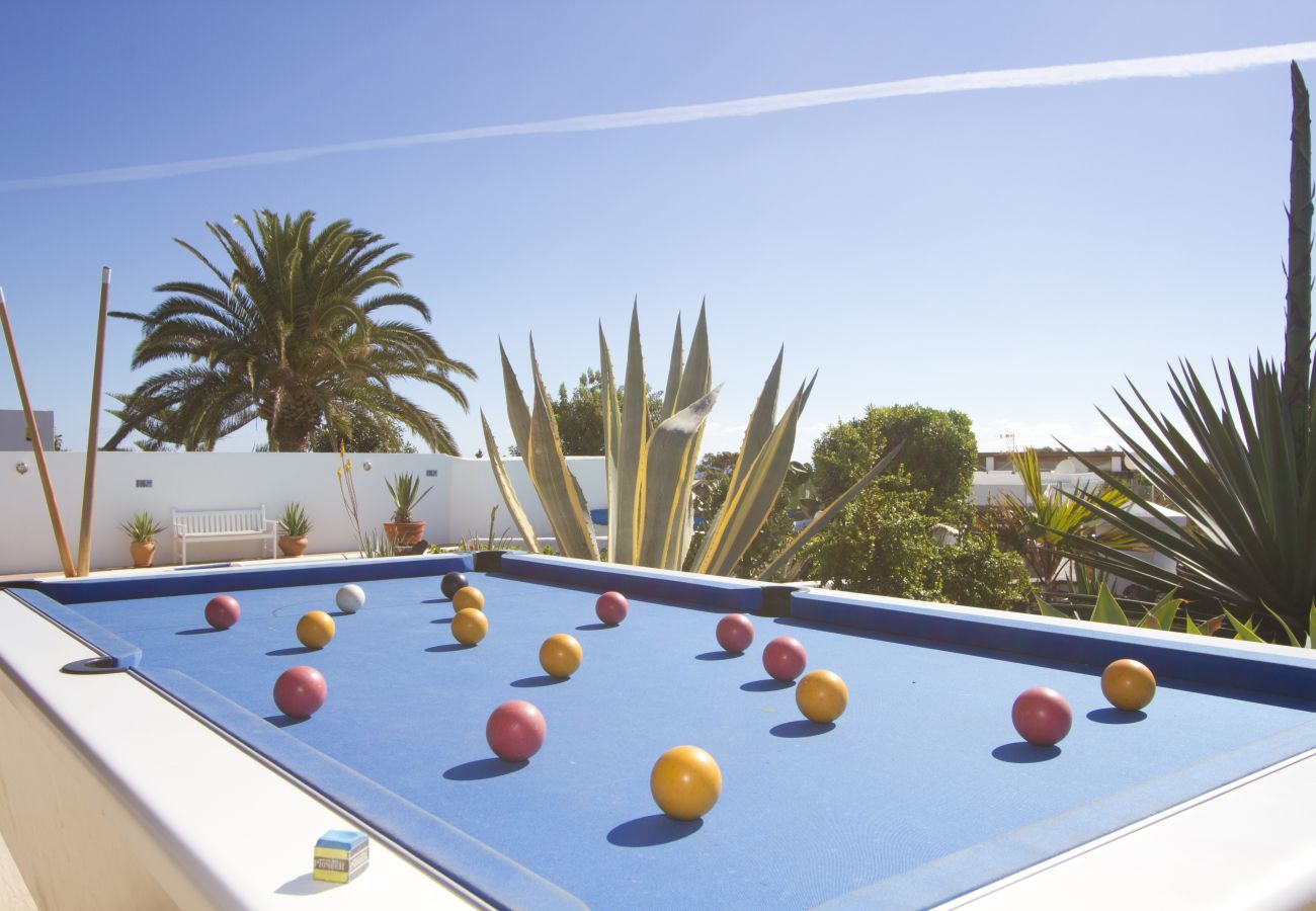 Villa Grace is een stijlvol vakantiehuis met verwarmd privé zwembad. Dichtbij zee in Puerto del Carmen, Lanzarote