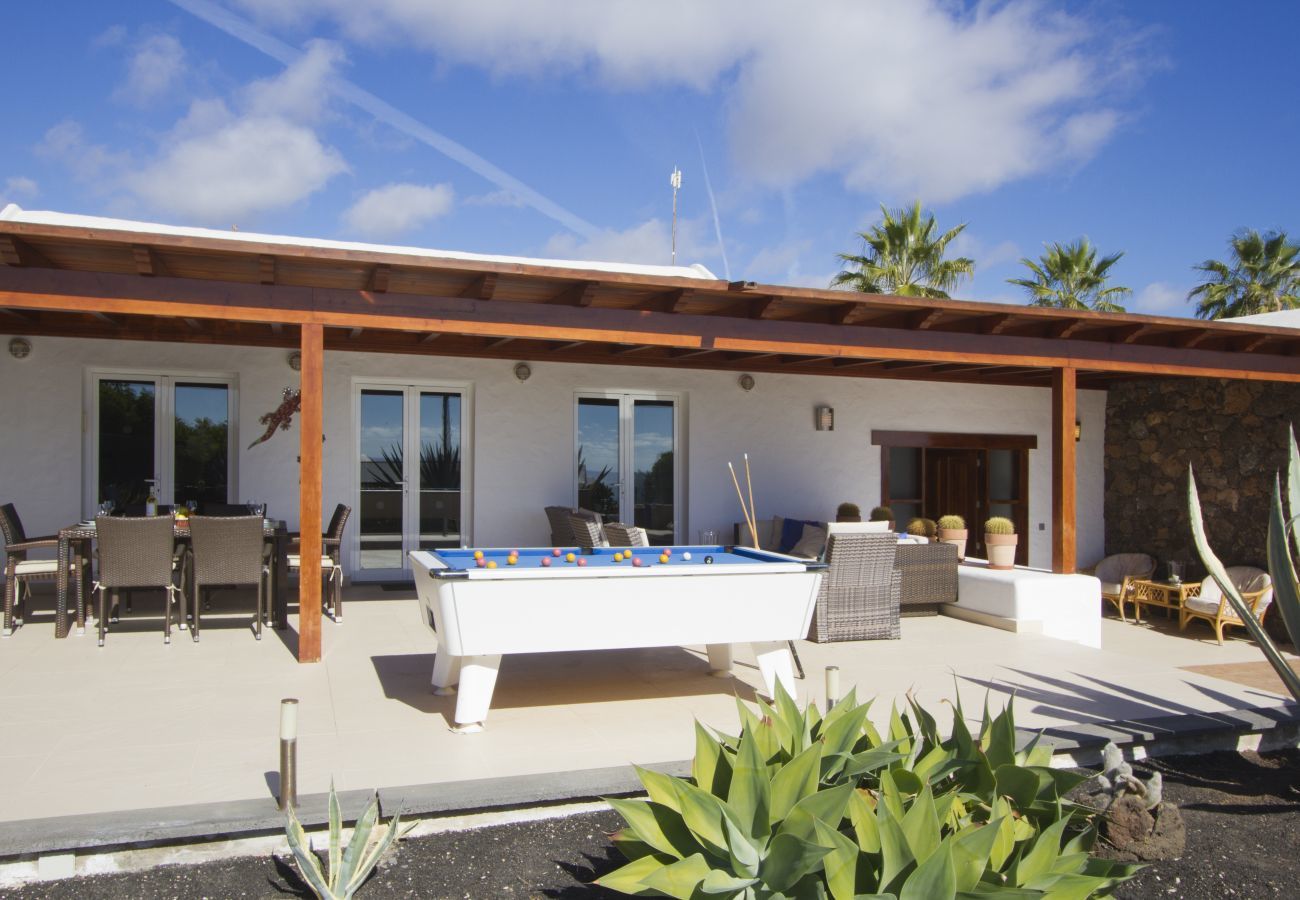 Villa Grace is een stijlvol vakantiehuis met verwarmd privé zwembad. Dichtbij zee in Puerto del Carmen, Lanzarote