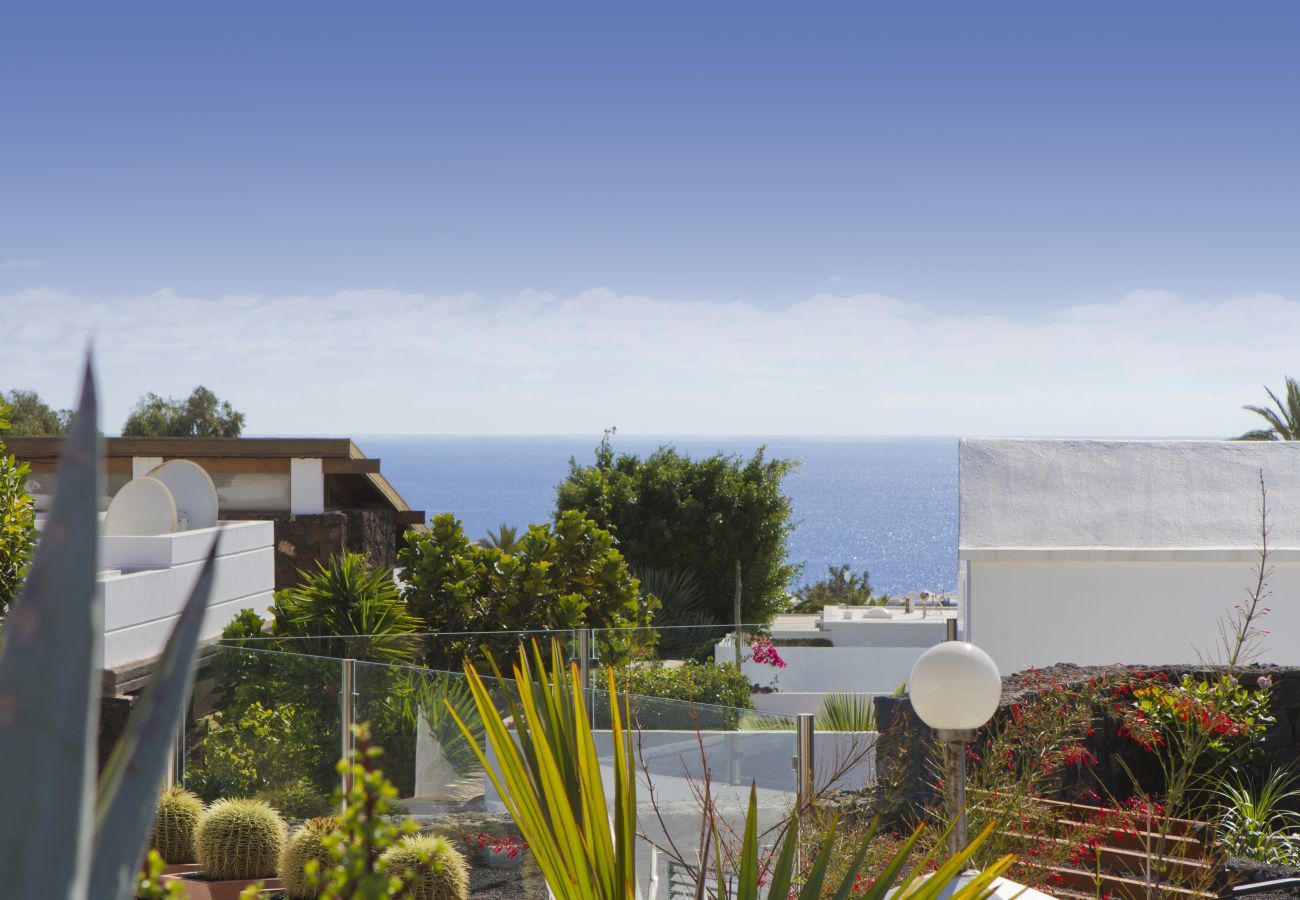 Villa Grace is een stijlvol vakantiehuis met verwarmd privé zwembad. Dichtbij zee in Puerto del Carmen, Lanzarote