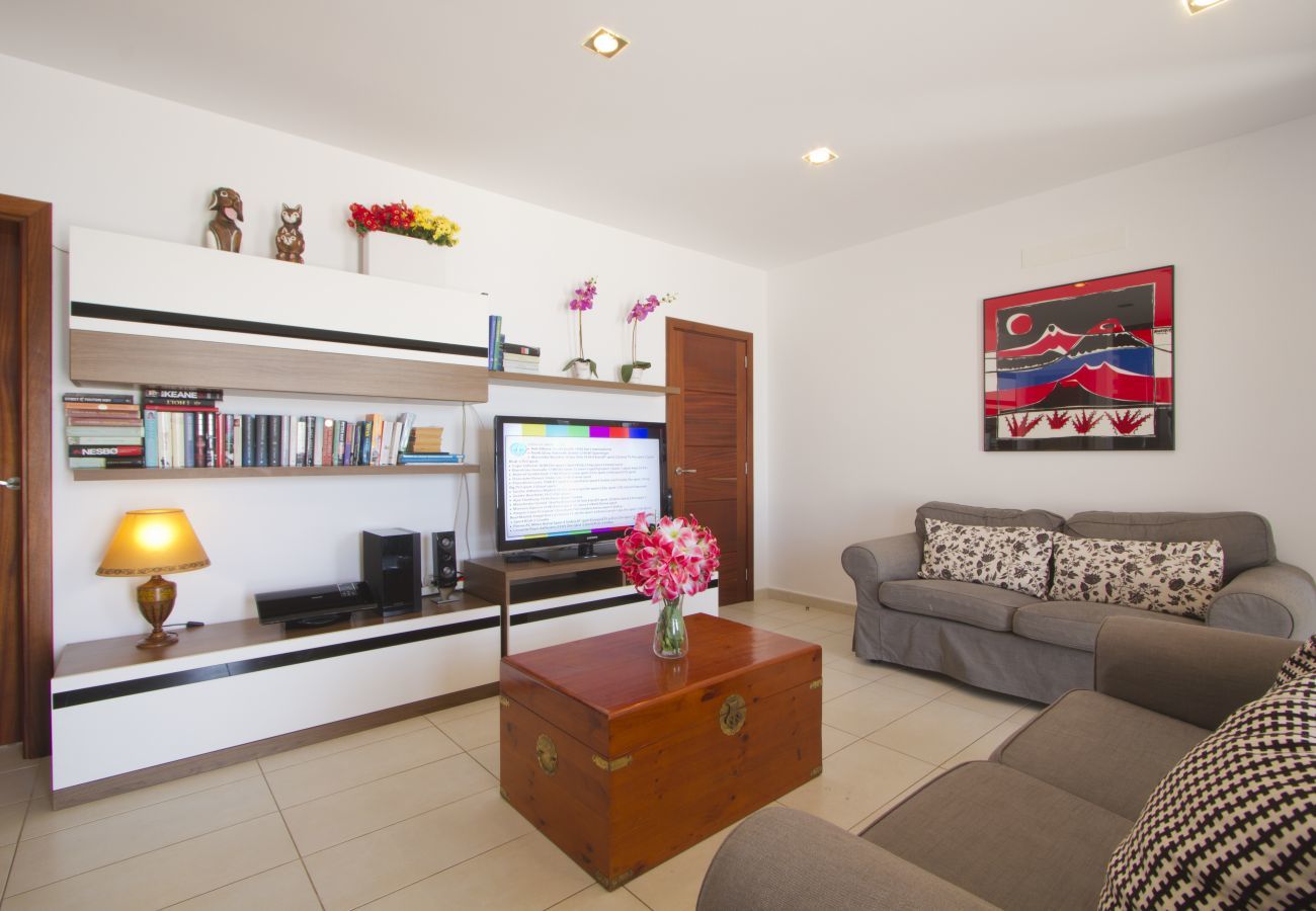 Villa Grace is een stijlvol vakantiehuis met verwarmd privé zwembad. Dichtbij zee in Puerto del Carmen, Lanzarote