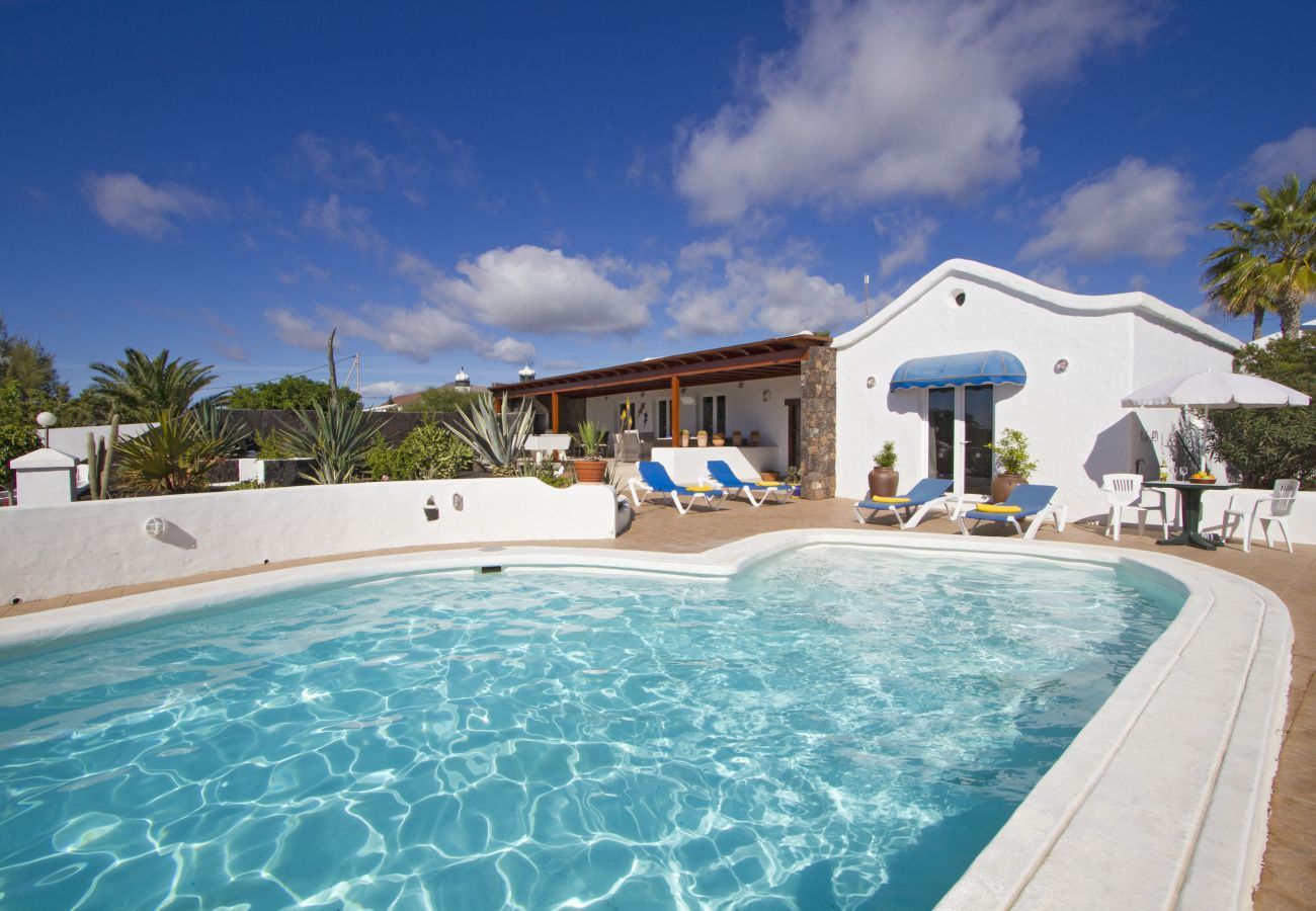 Villa Grace is een stijlvol vakantiehuis met verwarmd privé zwembad. Dichtbij zee in Puerto del Carmen, Lanzarote