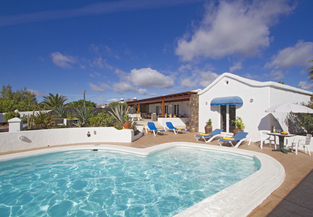 Villa Grace is een stijlvol vakantiehuis met verwarmd privé zwembad. Dichtbij zee in Puerto del Carmen, Lanzarote