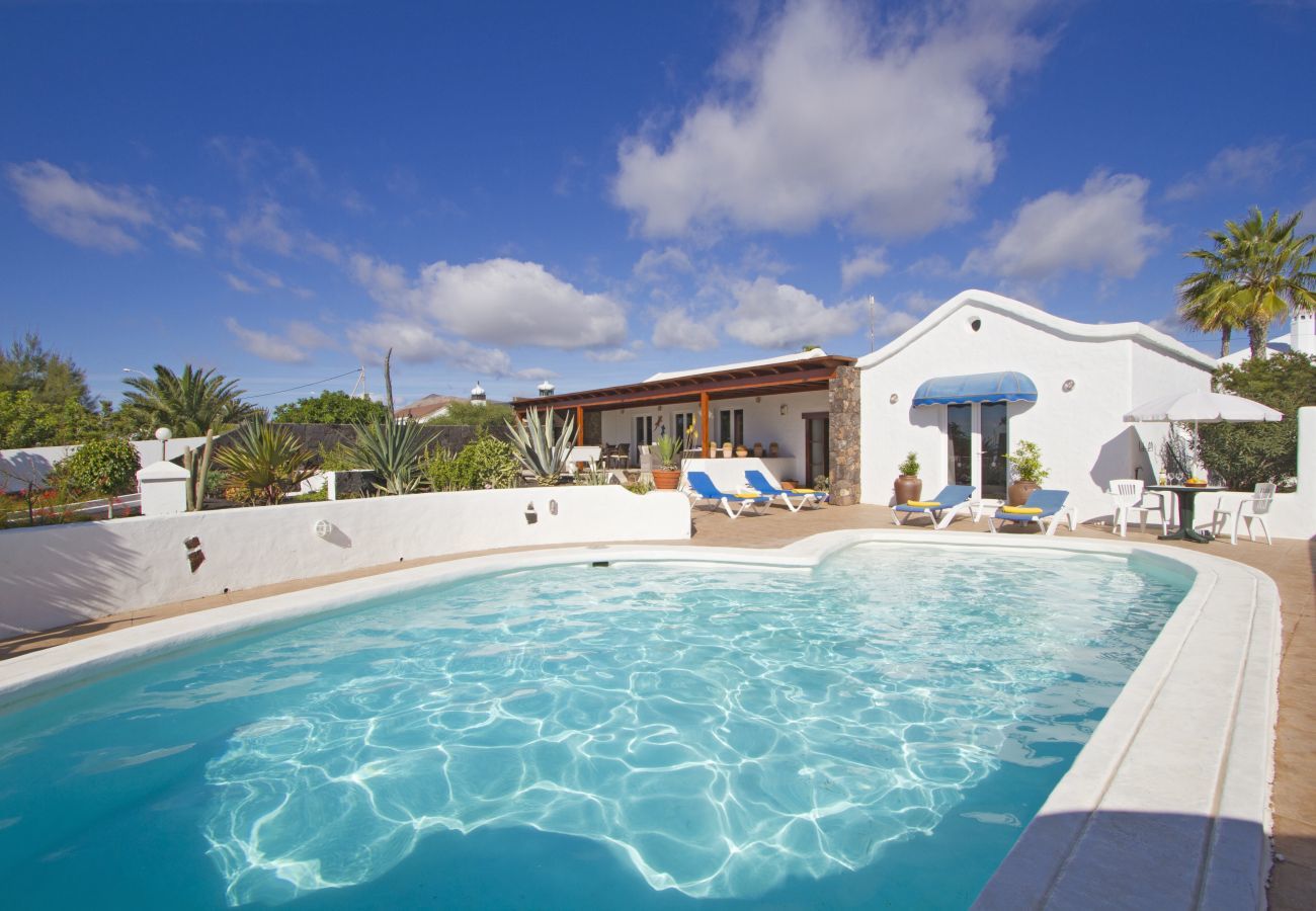 Villa Grace is een stijlvol vakantiehuis met verwarmd privé zwembad. Dichtbij zee in Puerto del Carmen, Lanzarote