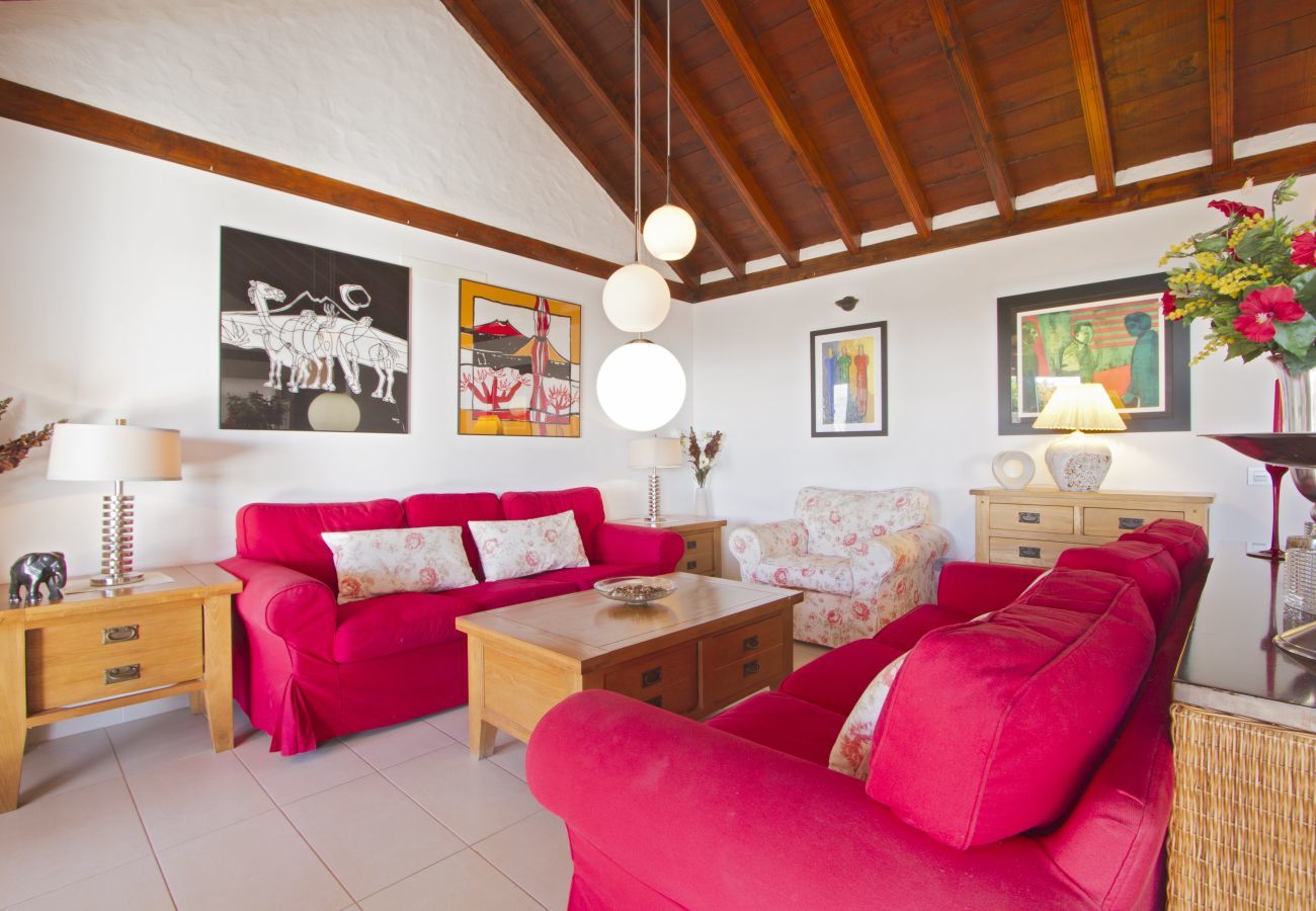 Villa Grace is een stijlvol vakantiehuis met verwarmd privé zwembad. Dichtbij zee in Puerto del Carmen, Lanzarote