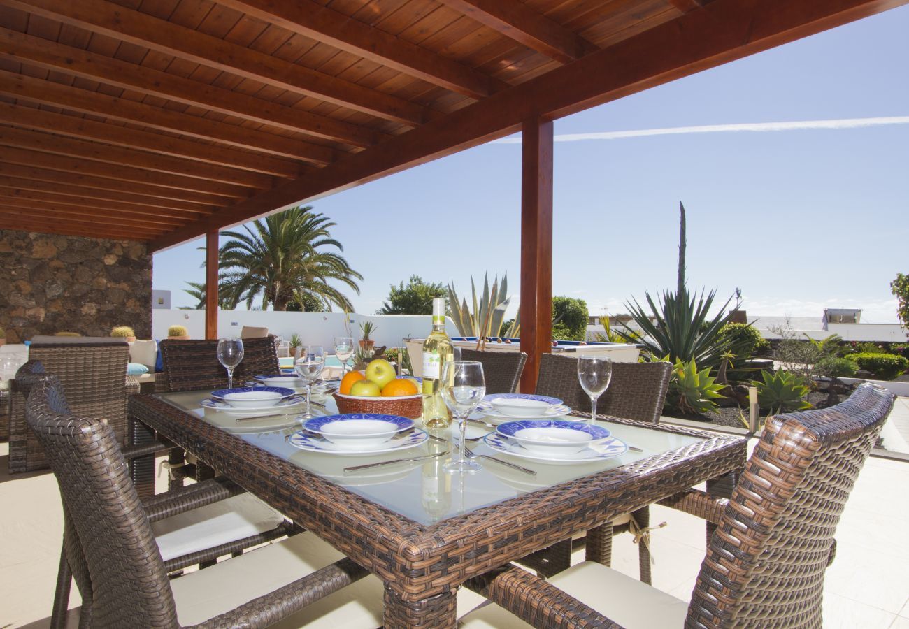 Villa Grace is een stijlvol vakantiehuis met verwarmd privé zwembad. Dichtbij zee in Puerto del Carmen, Lanzarote