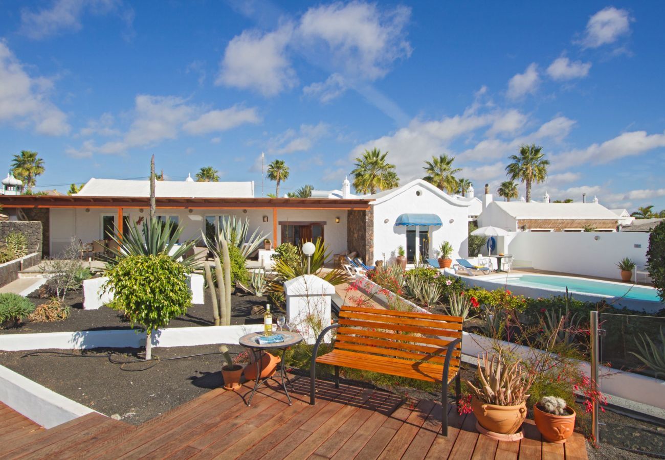 Villa Grace is een stijlvol vakantiehuis met verwarmd privé zwembad. Dichtbij zee in Puerto del Carmen, Lanzarote