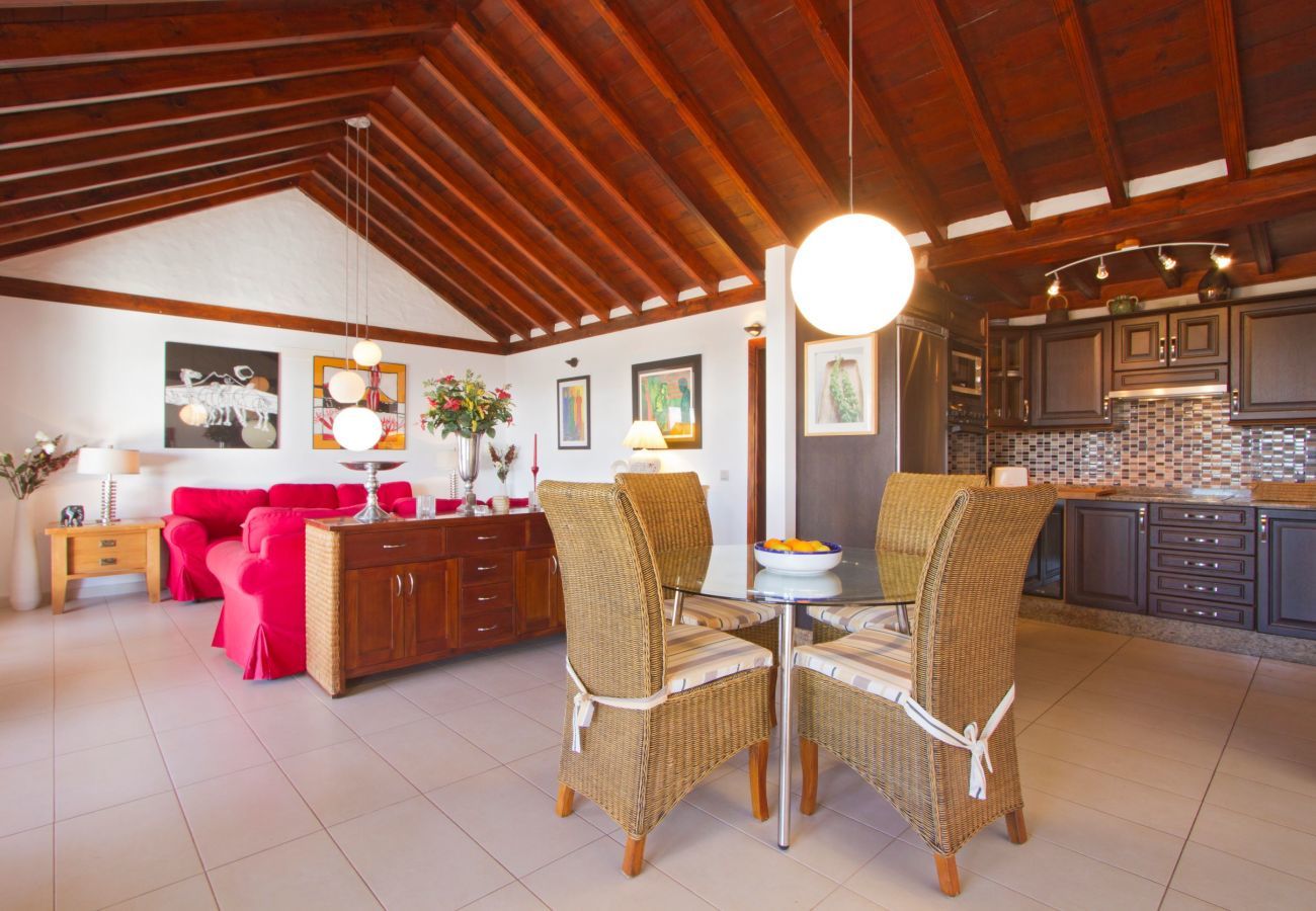 Villa Grace is een stijlvol vakantiehuis met verwarmd privé zwembad. Dichtbij zee in Puerto del Carmen, Lanzarote