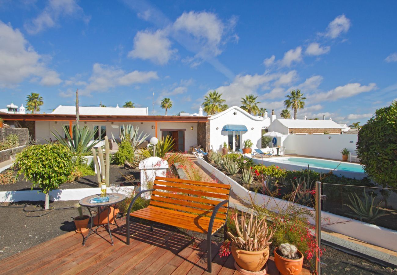 Villa Grace is een stijlvol vakantiehuis met verwarmd privé zwembad. Dichtbij zee in Puerto del Carmen, Lanzarote