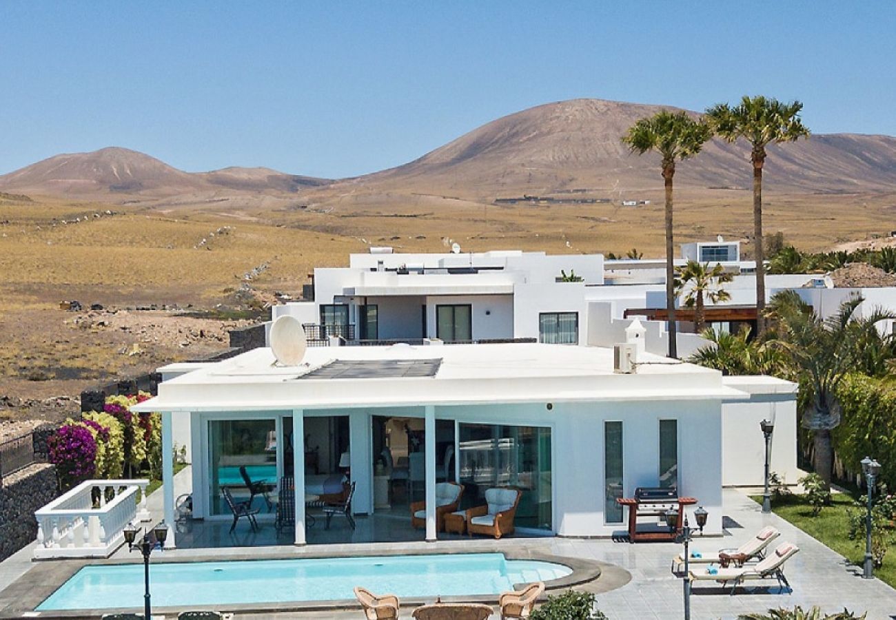 Villa Amy is een luxe vakantievilla met verwarmd privé zwembad en zeezicht. Bij centrum van Puerto Calero, Lanzarote