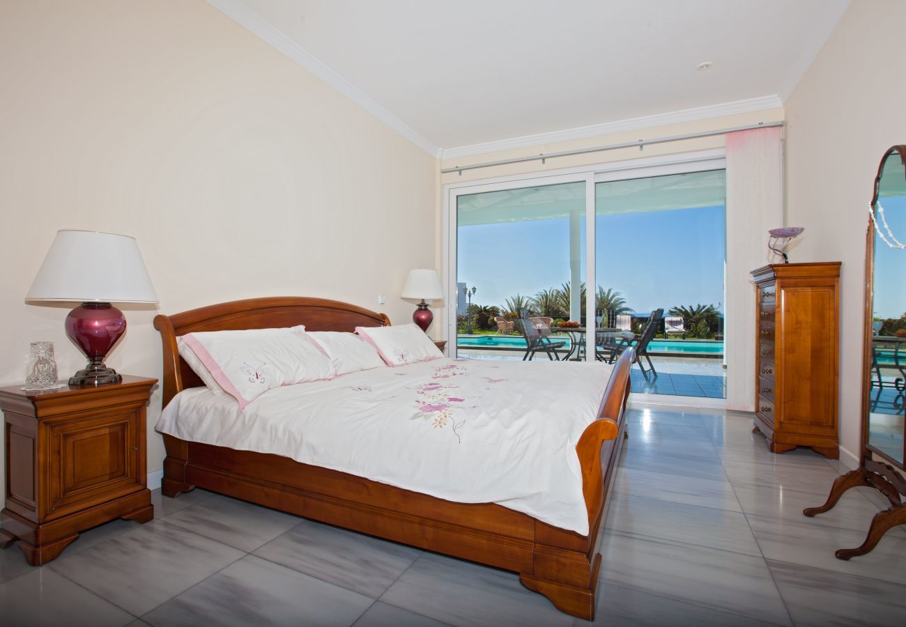 Villa Amy is een luxe vakantievilla met verwarmd privé zwembad en zeezicht. Bij centrum van Puerto Calero, Lanzarote