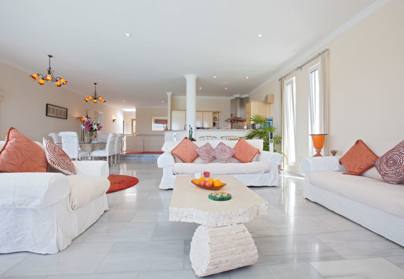 Villa Amy is een luxe vakantievilla met verwarmd privé zwembad en zeezicht. Bij centrum van Puerto Calero, Lanzarote