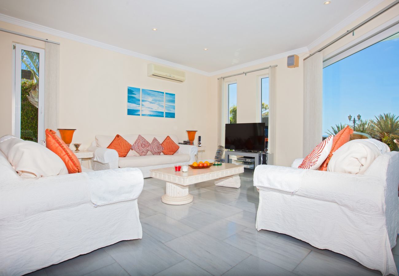 Villa Amy is een luxe vakantievilla met verwarmd privé zwembad en zeezicht. Bij centrum van Puerto Calero, Lanzarote
