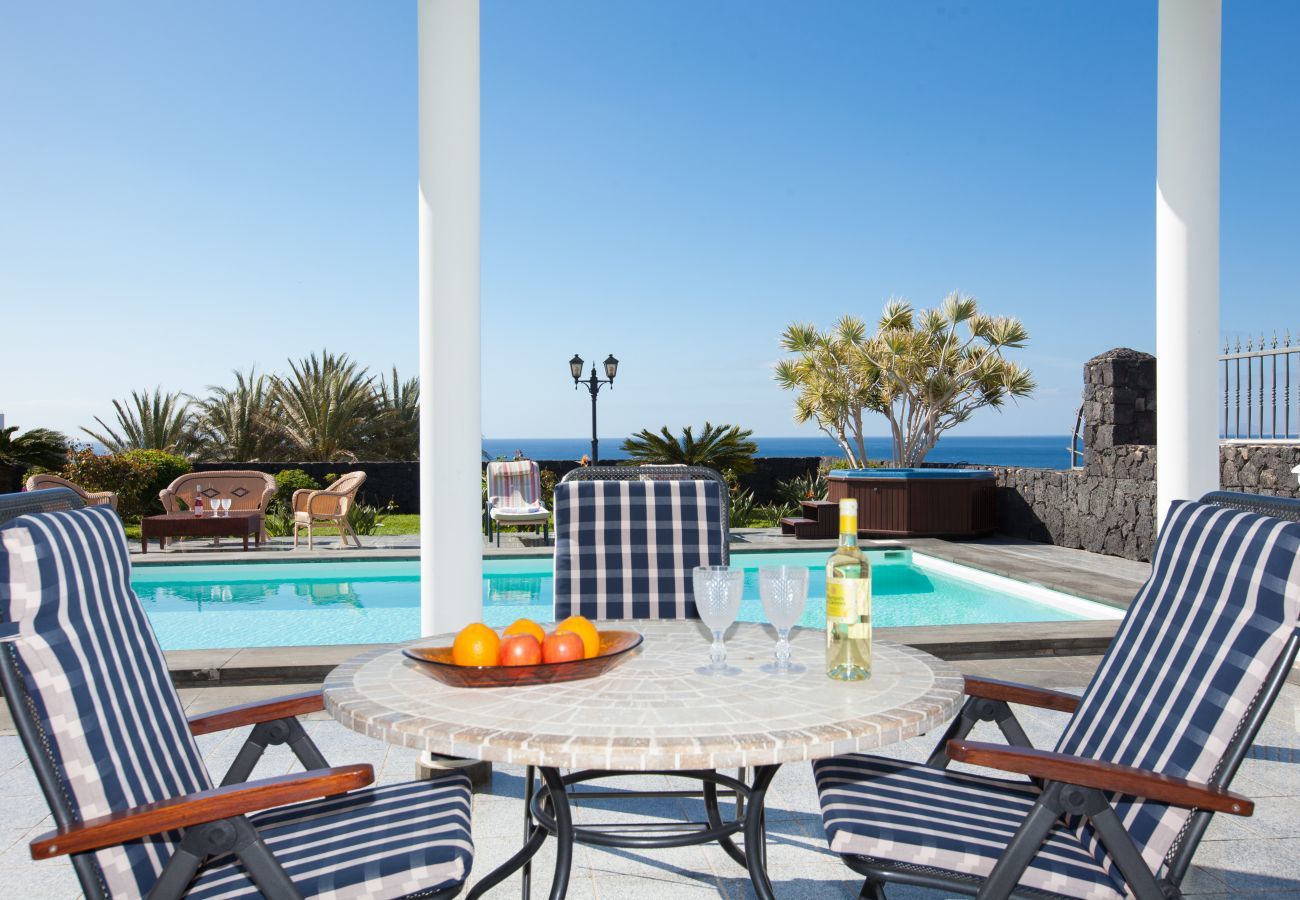 Villa Amy is een luxe vakantievilla met verwarmd privé zwembad en zeezicht. Bij centrum van Puerto Calero, Lanzarote