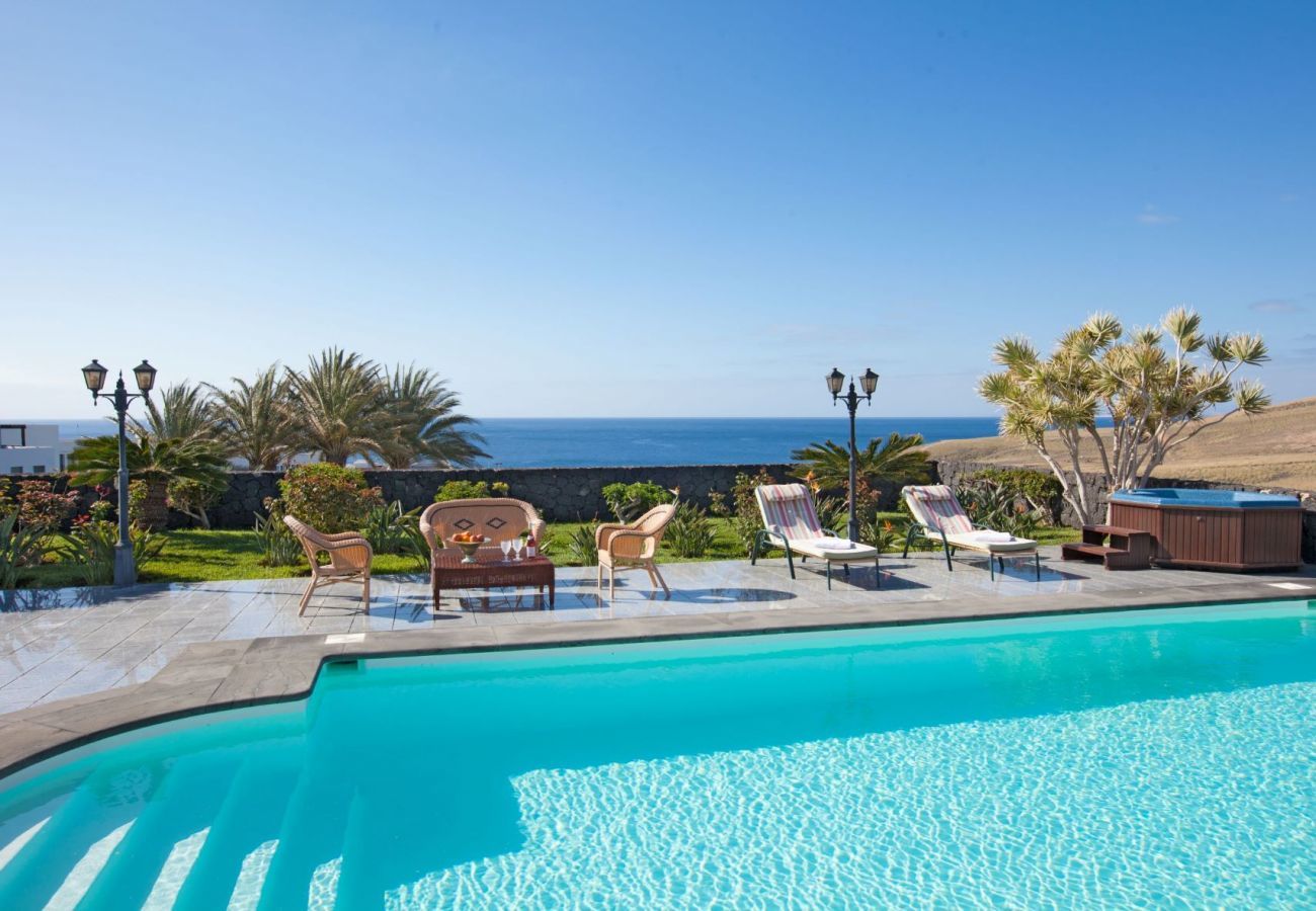 Villa Amy is een luxe vakantievilla met verwarmd privé zwembad en zeezicht. Bij centrum van Puerto Calero, Lanzarote