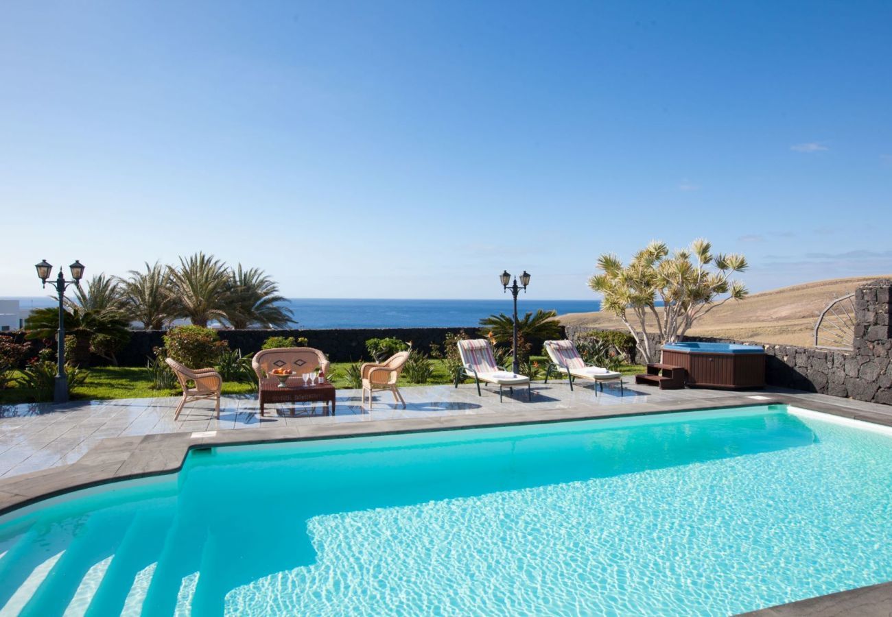 Villa Amy is een luxe vakantievilla met verwarmd privé zwembad en zeezicht. Bij centrum van Puerto Calero, Lanzarote