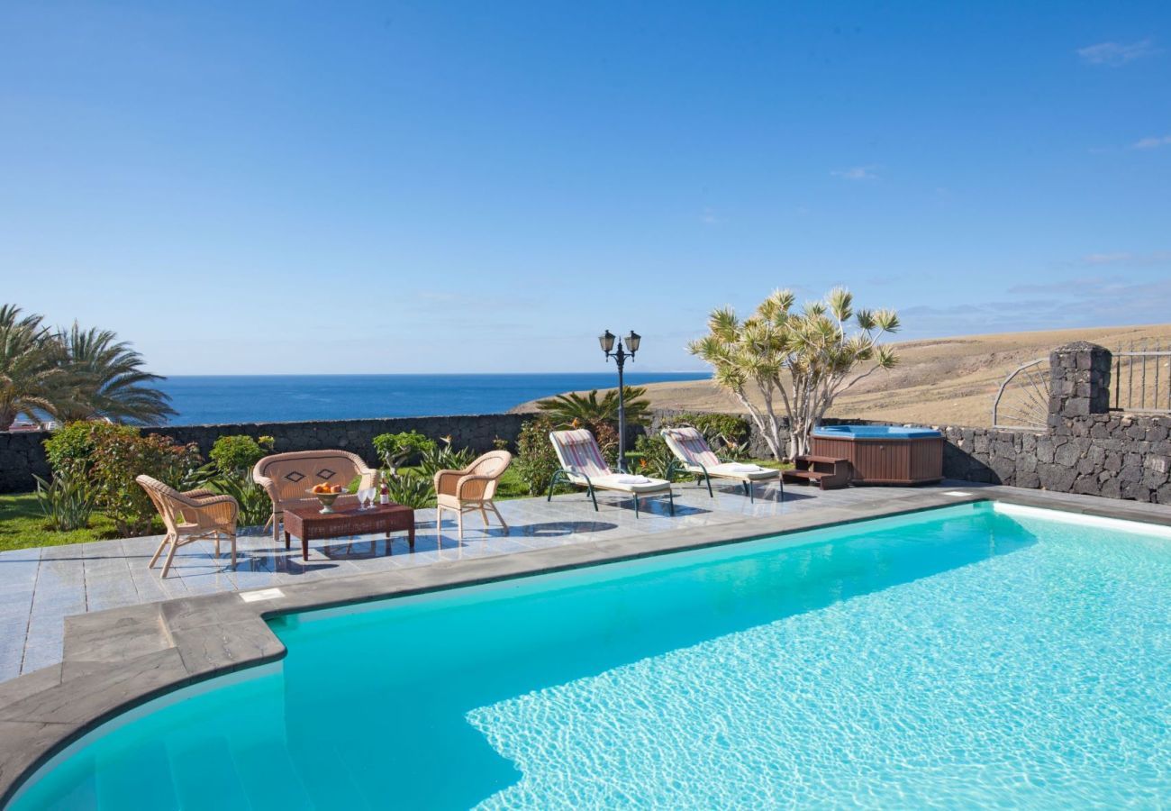 Villa Amy is een luxe vakantievilla met verwarmd privé zwembad en zeezicht. Bij centrum van Puerto Calero, Lanzarote