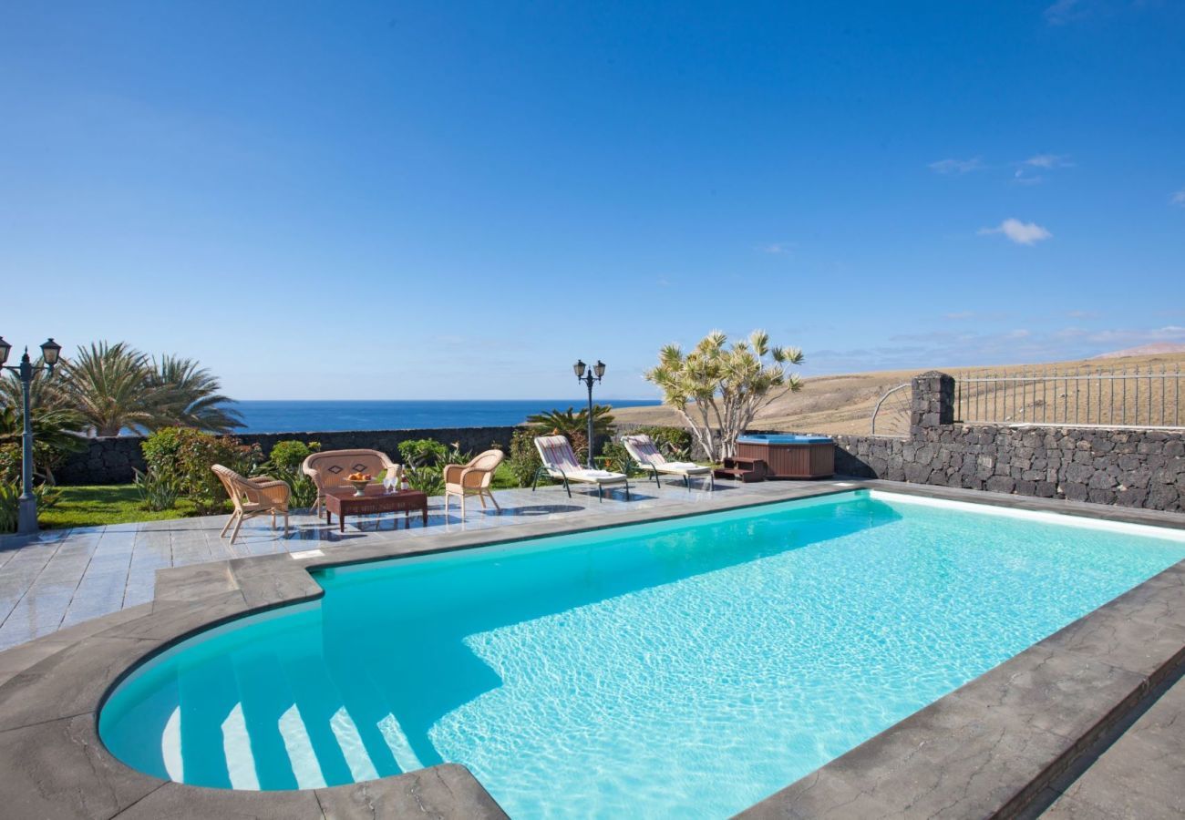 Villa Amy is een luxe vakantievilla met verwarmd privé zwembad en zeezicht. Bij centrum van Puerto Calero, Lanzarote