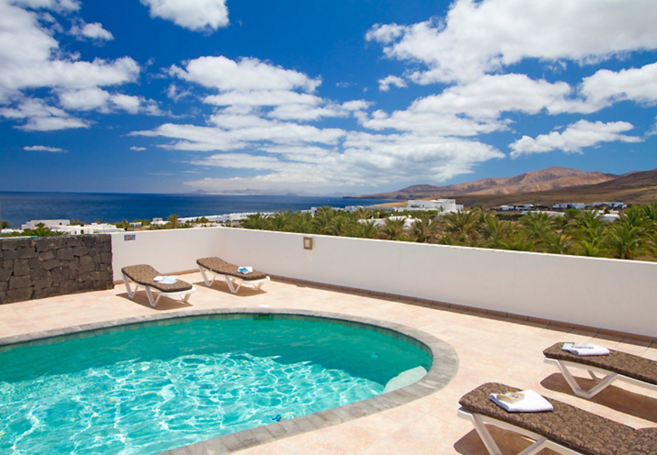 Villa Jane is een luxe vakantiehuis met verwarmd privé zwembad en panoramisch zeezicht in Puerto Calero, Lanzarote