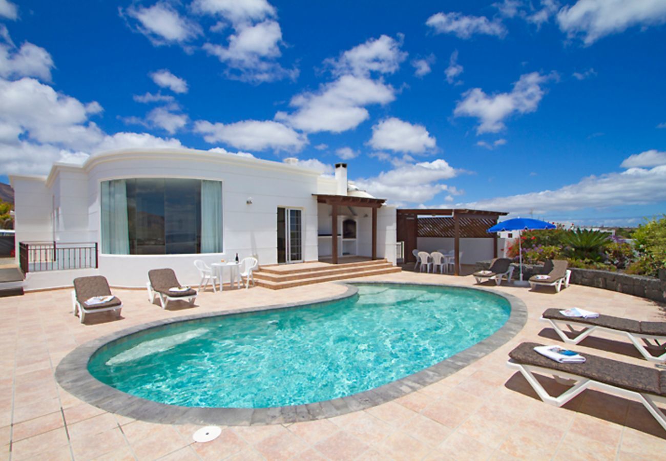 Villa Jane is een luxe vakantiehuis met verwarmd privé zwembad en panoramisch zeezicht in Puerto Calero, Lanzarote