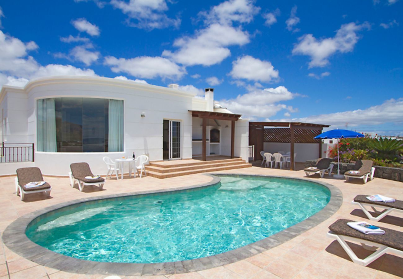 Villa Jane is een luxe vakantiehuis met verwarmd privé zwembad en panoramisch zeezicht in Puerto Calero, Lanzarote