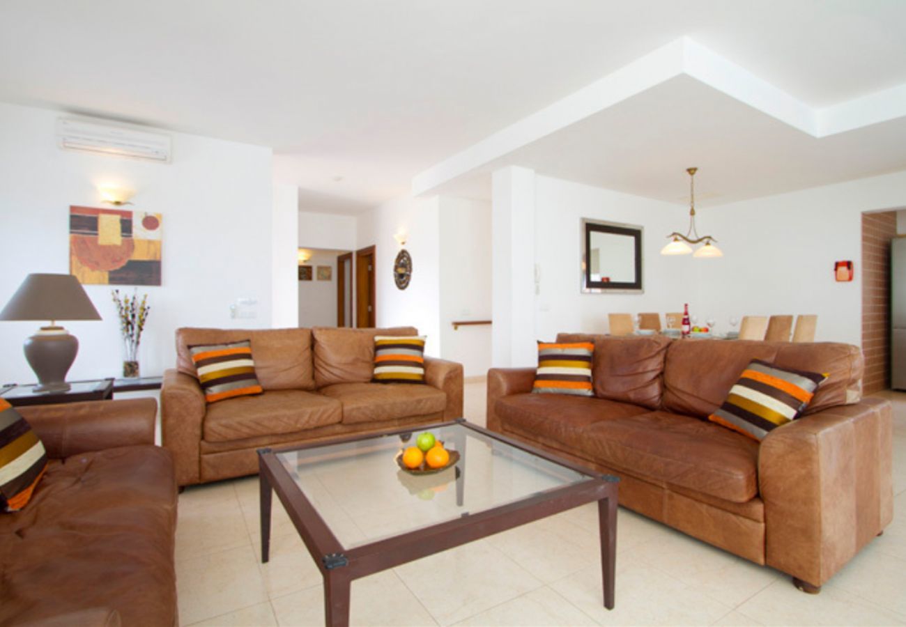 Villa Jane is een luxe vakantiehuis met verwarmd privé zwembad en panoramisch zeezicht in Puerto Calero, Lanzarote